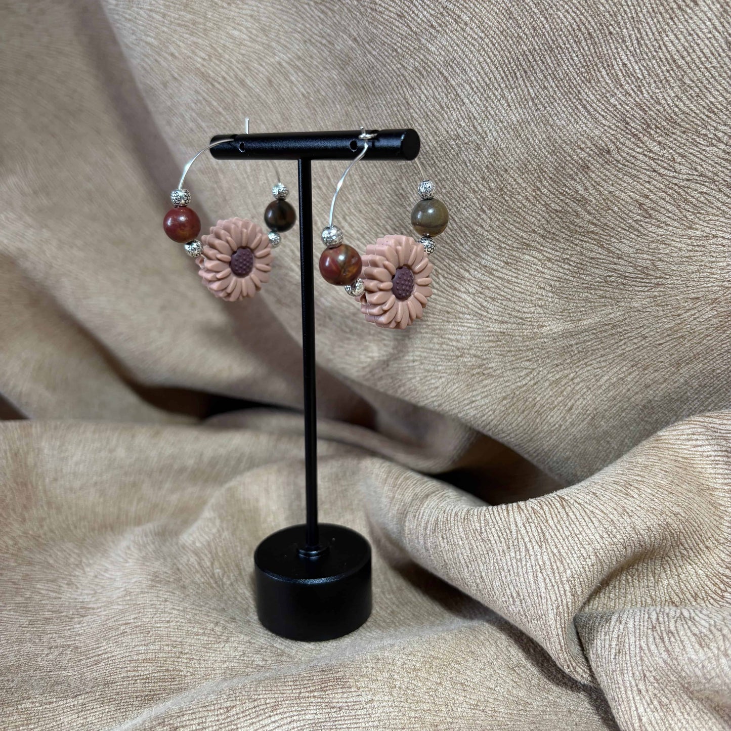 Boucles d'oreilles créole breloque fleur
Perles naturelles de 8 mm
Perles acier de 4 mm