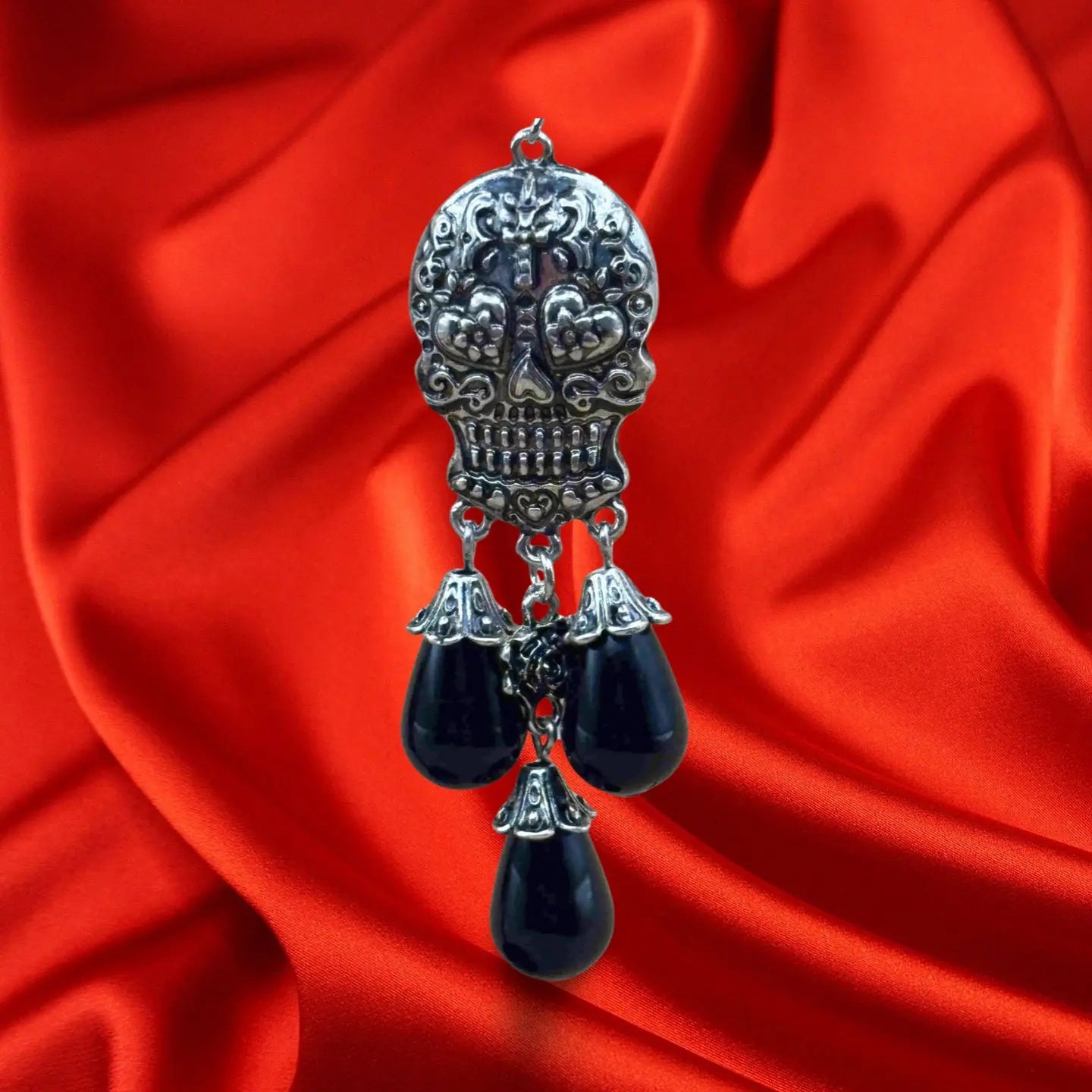 Boucles d'oreilles pendentif pour halloween avec tête de mort façon Cubanista et perles noires vendues sur le site pretes a briller
