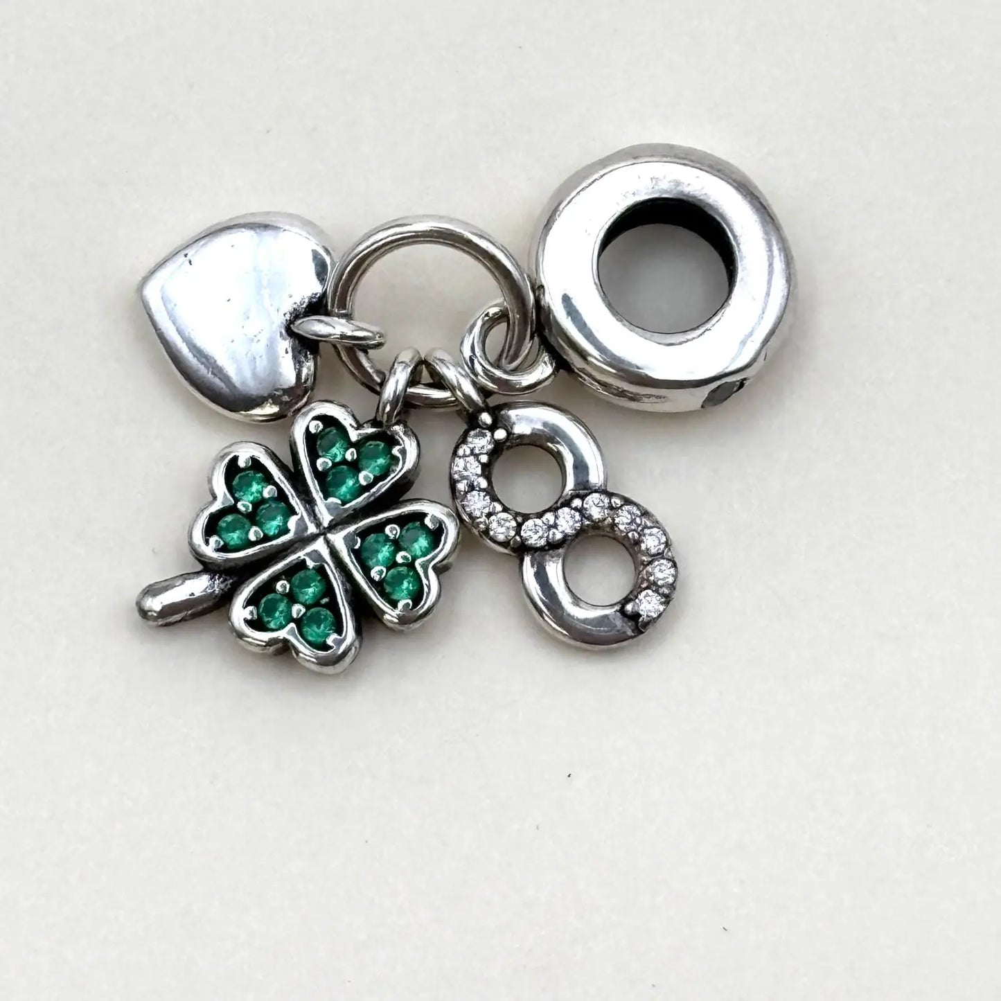 Charms Pand'OR avec trois breloques en forme de cœur trèfle et infini en argent Sterling 925