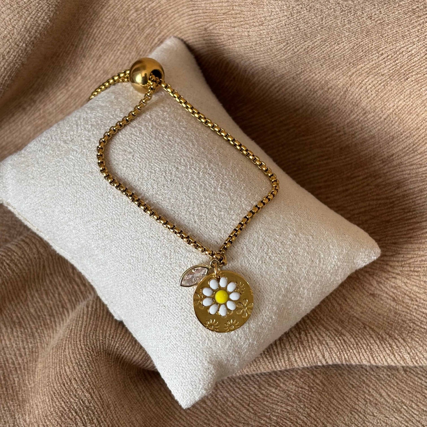 Bracelet doré |Perle Swarovski | breloque marguerite | pastille ciselée fleur | Fermoir par perle dorée | Acier inoxydable
