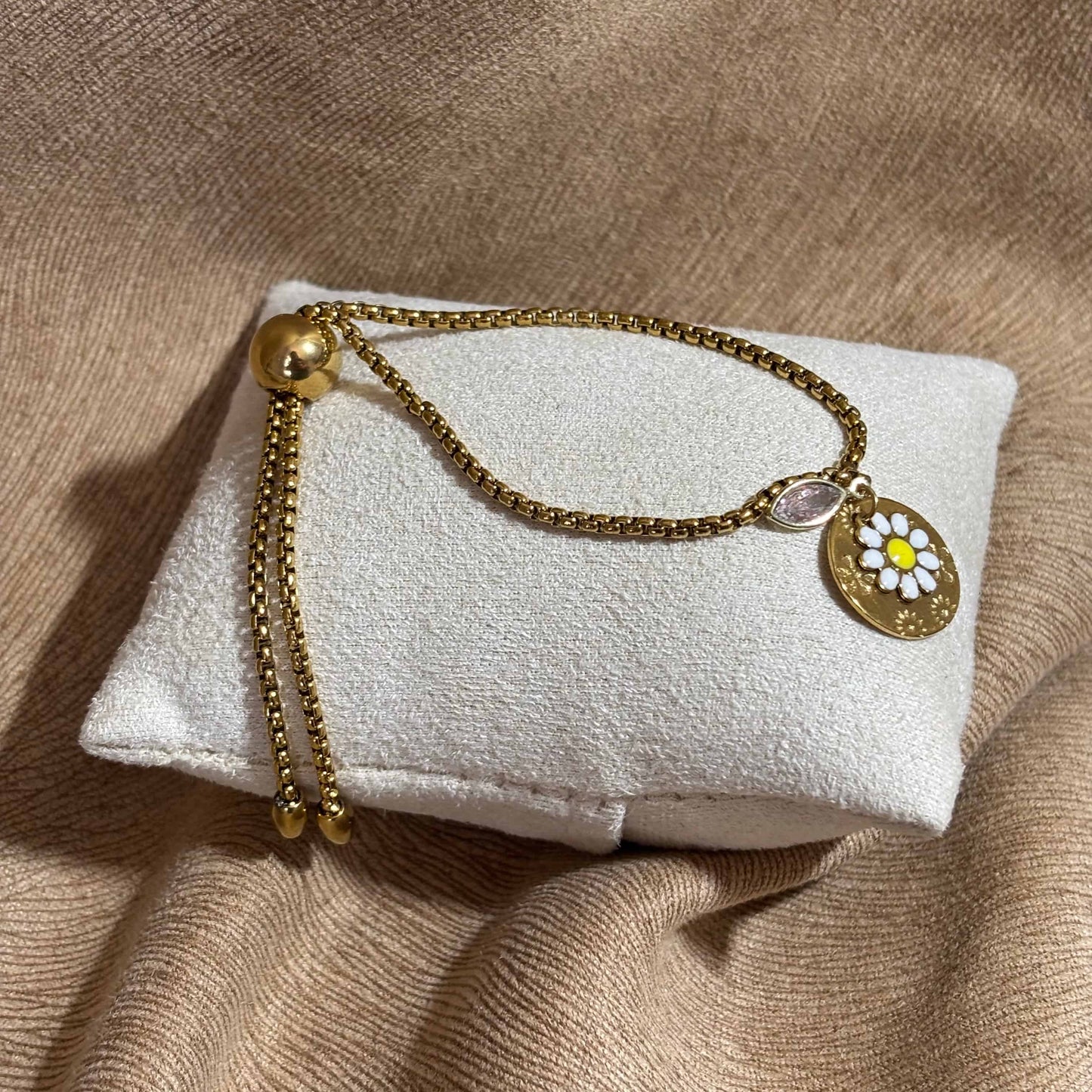 Bracelet doré |Perle Swarovski | breloque marguerite | pastille ciselée fleur | Fermoir par perle dorée