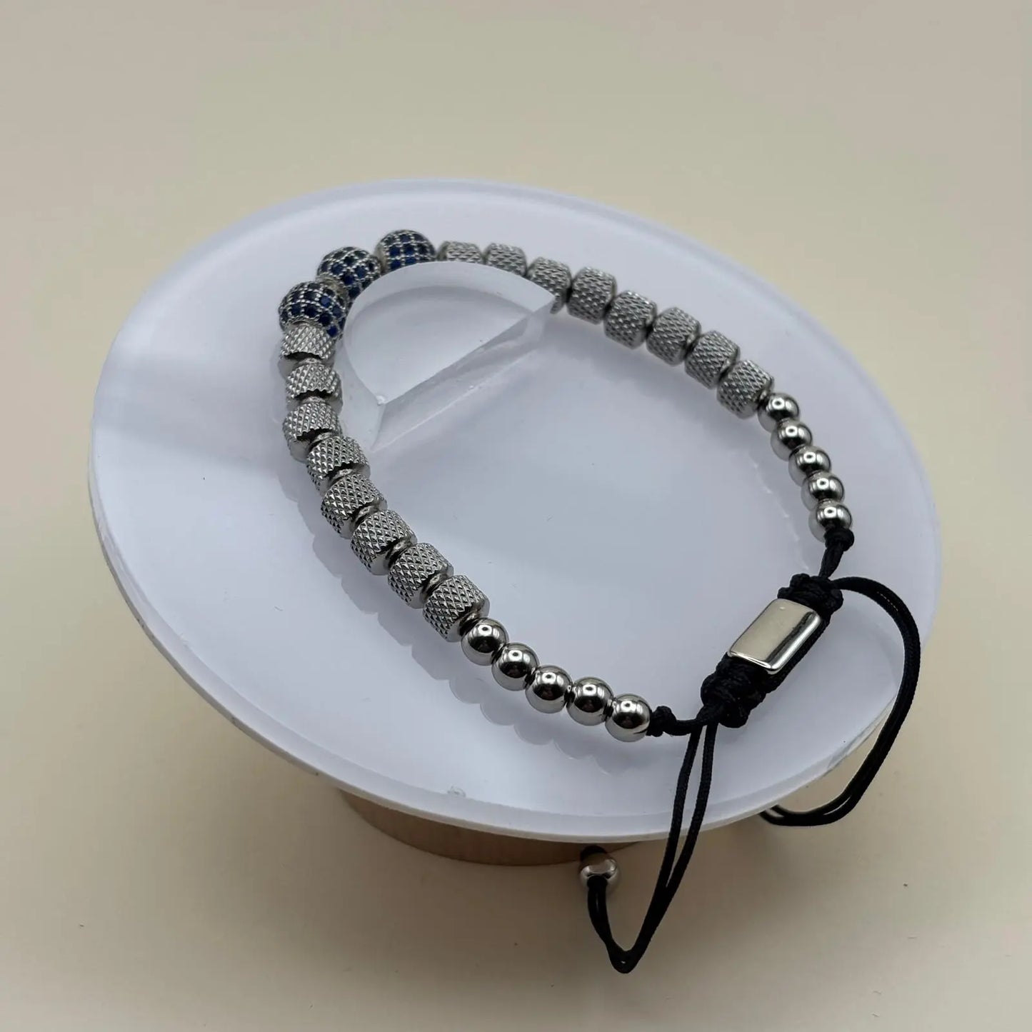 Bracelet pour homme avec des perles en acier argentées et trois perles bleu acier