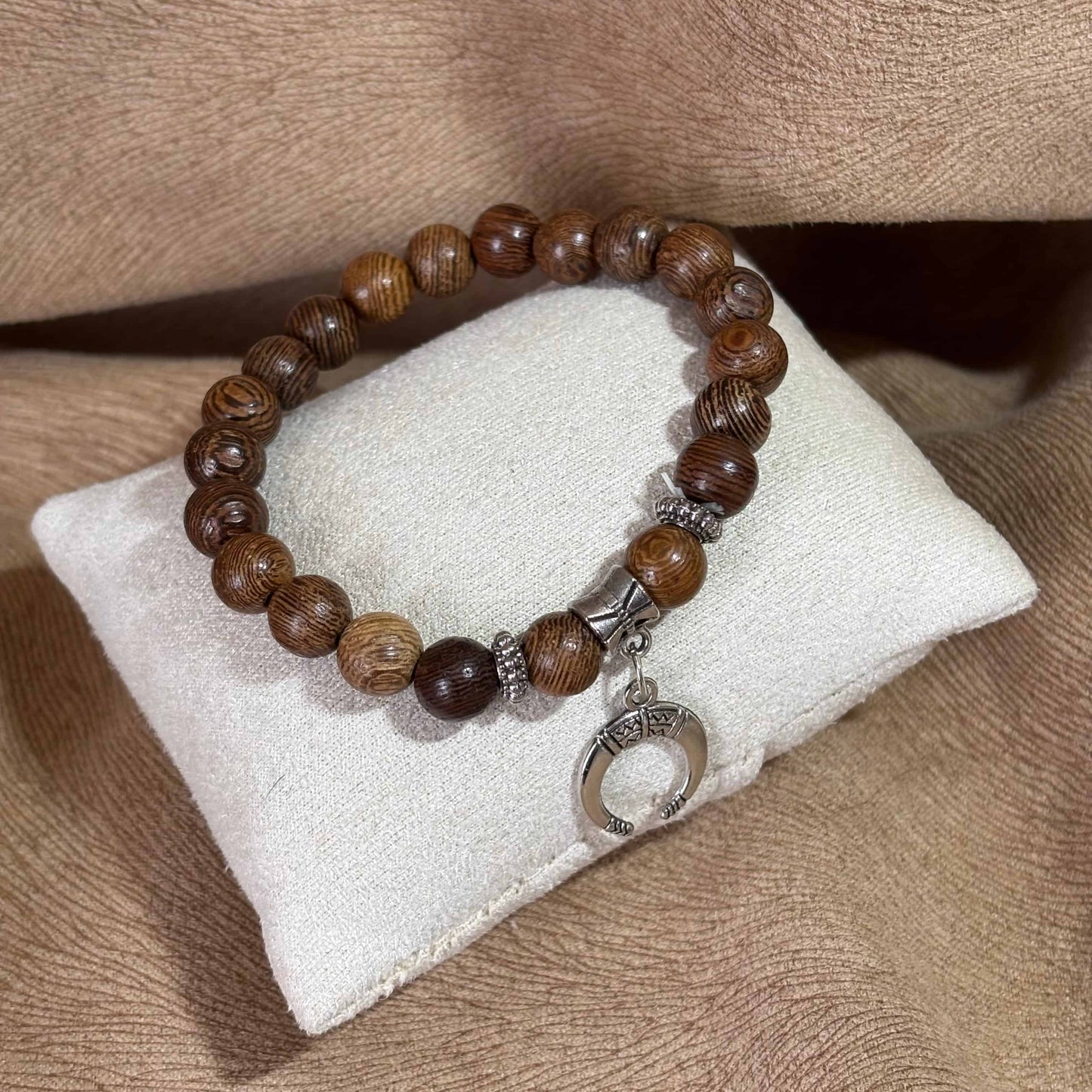 Bracelet en perles artisanal |Avec breloque lune |Perles en bois sur élastique
