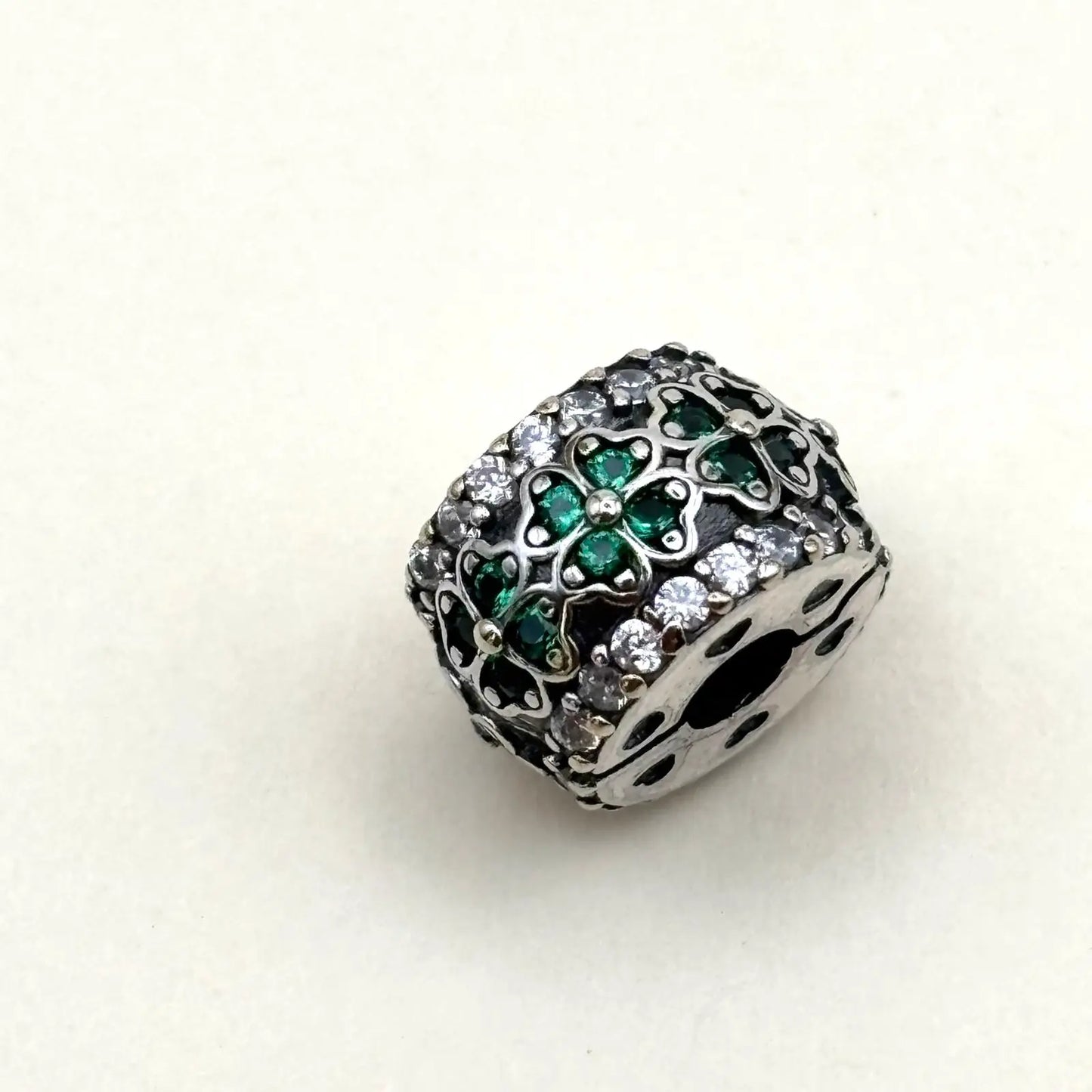 Charms Pand'OR en forme de trèfle avec de petits strass en argent Sterling 925