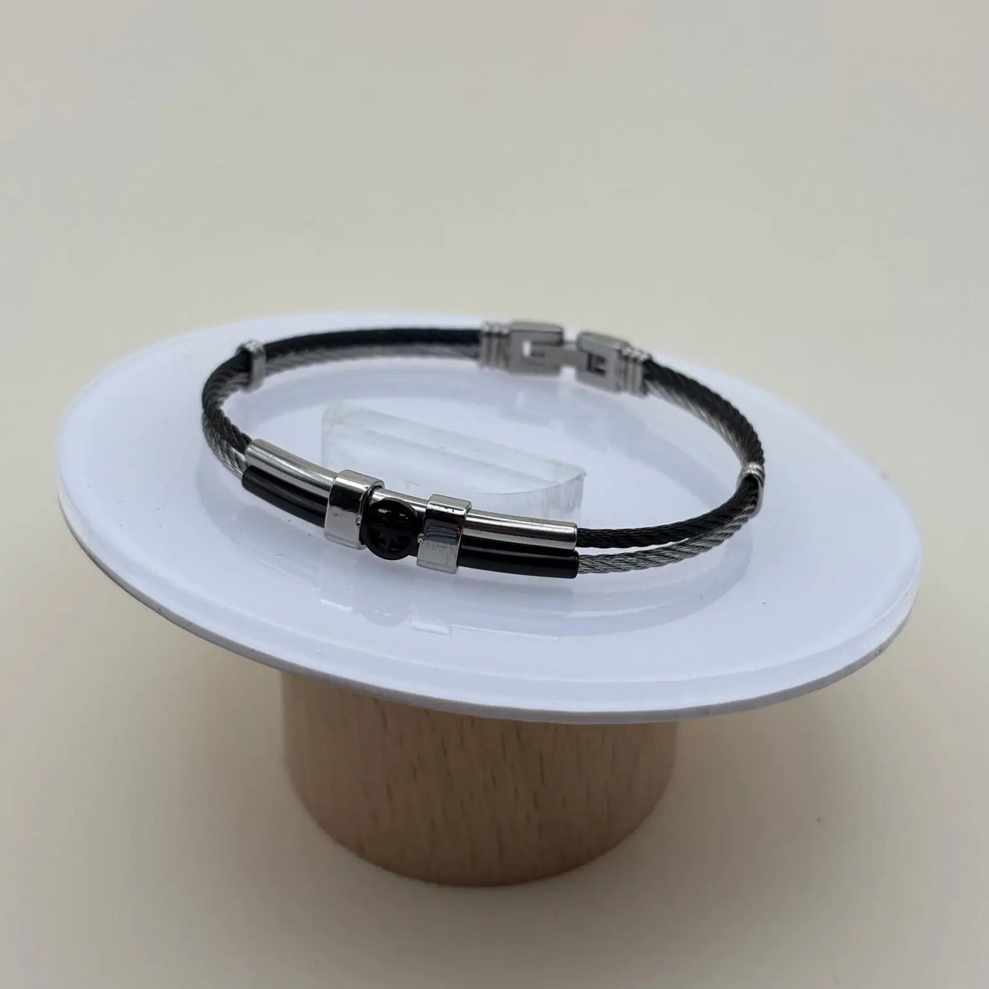 Bracelet argenté pour homme avec motif câble tressé noir en acier inoxydable détail central rose des vents