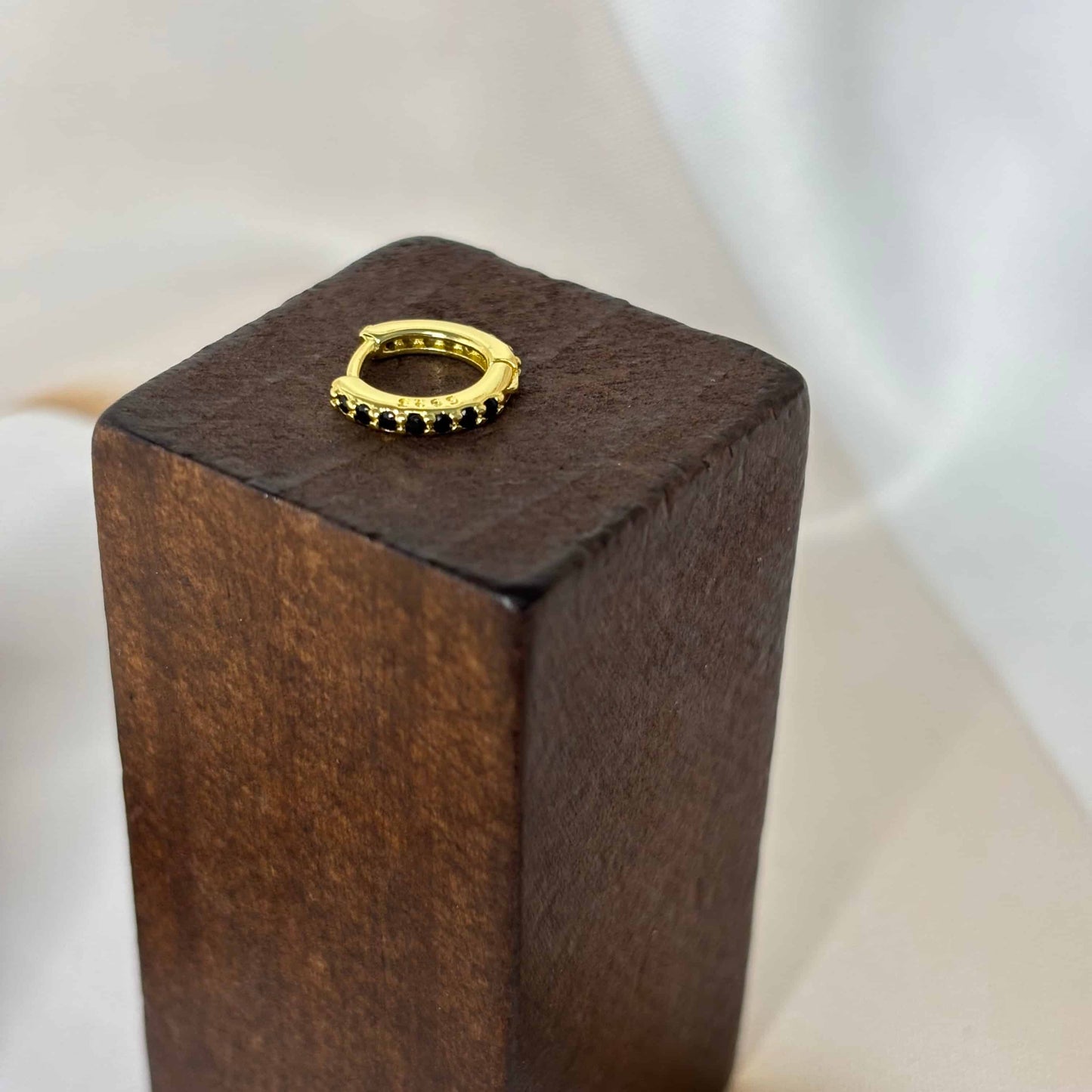 Piercing de nez en plaqué or 18 carats avec des zircons colorés vendu sur le site internet prêtes à briller noirs