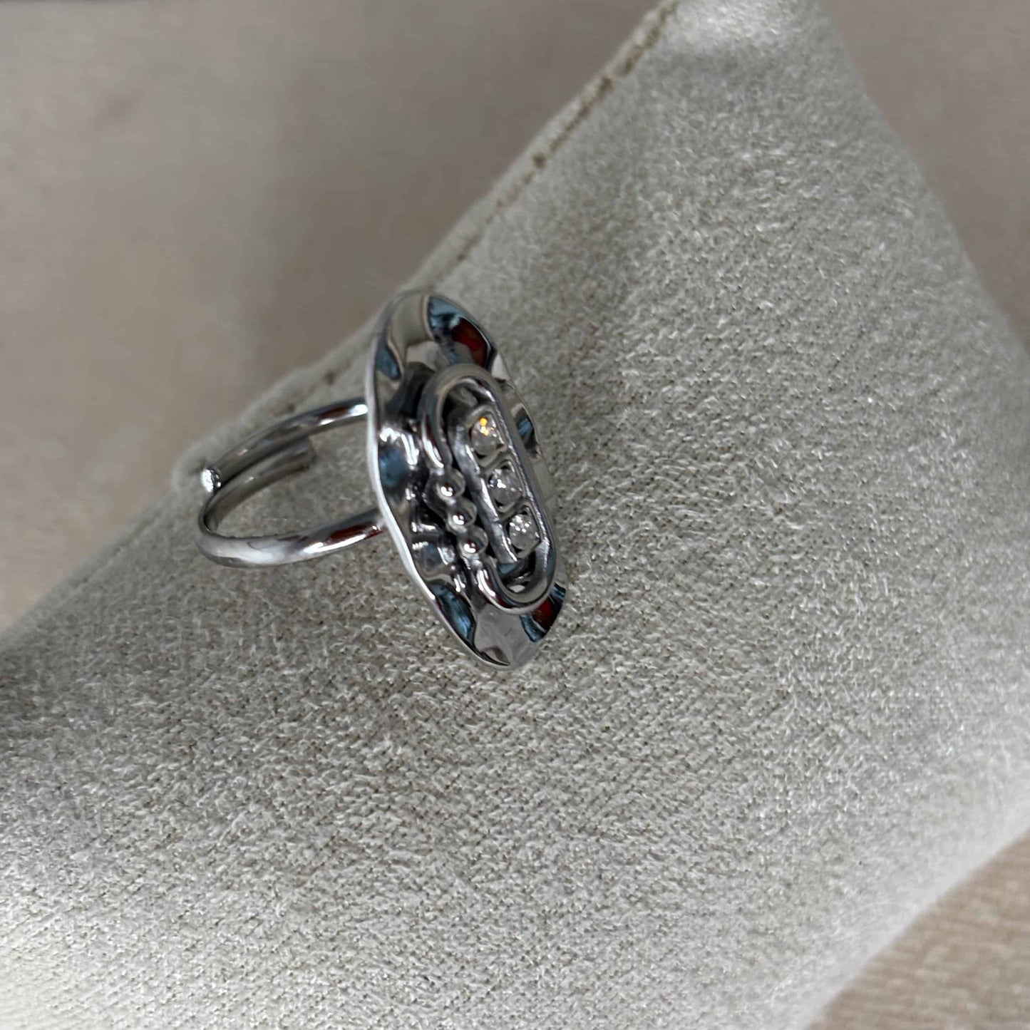 Bague argentée ajustable ovale avec trois brillants vendu sur le site internet prêtes à briller