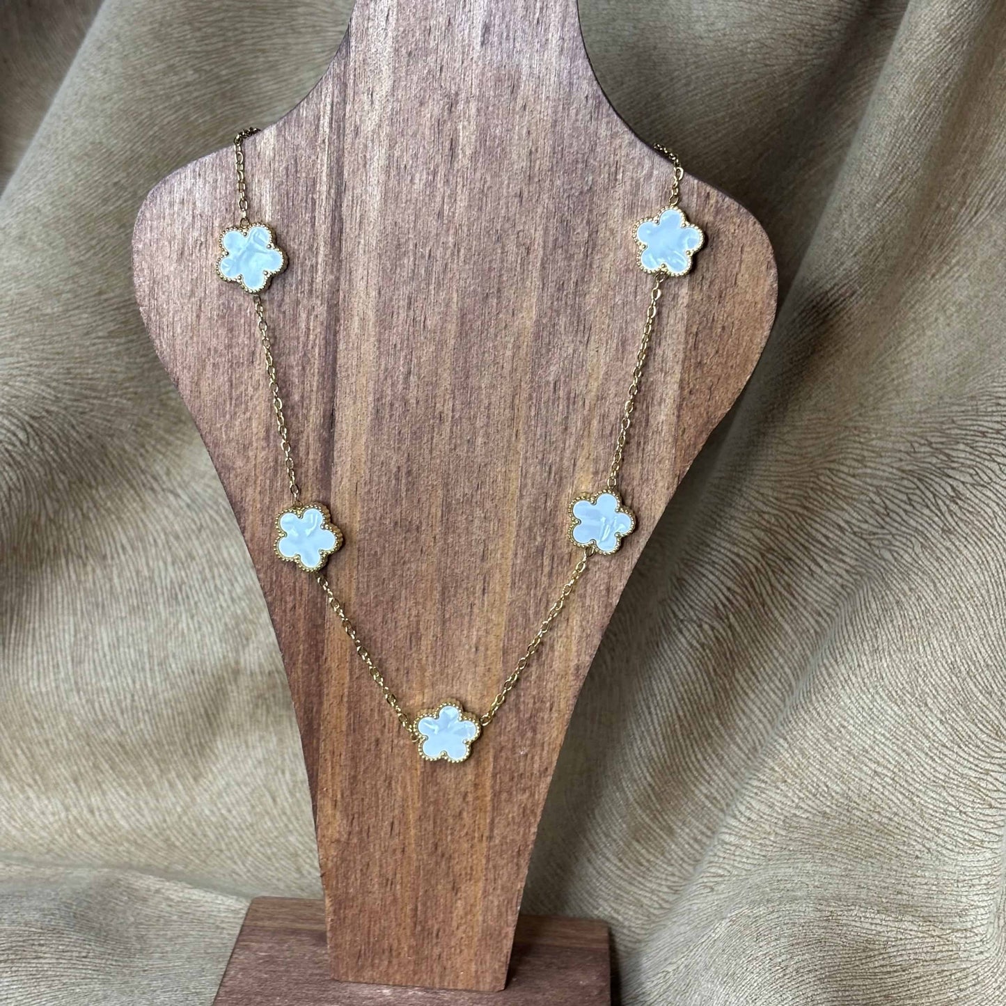 Collier doré | Fleurs colorées sur chainette dorée | blanc | Acier inoxydable