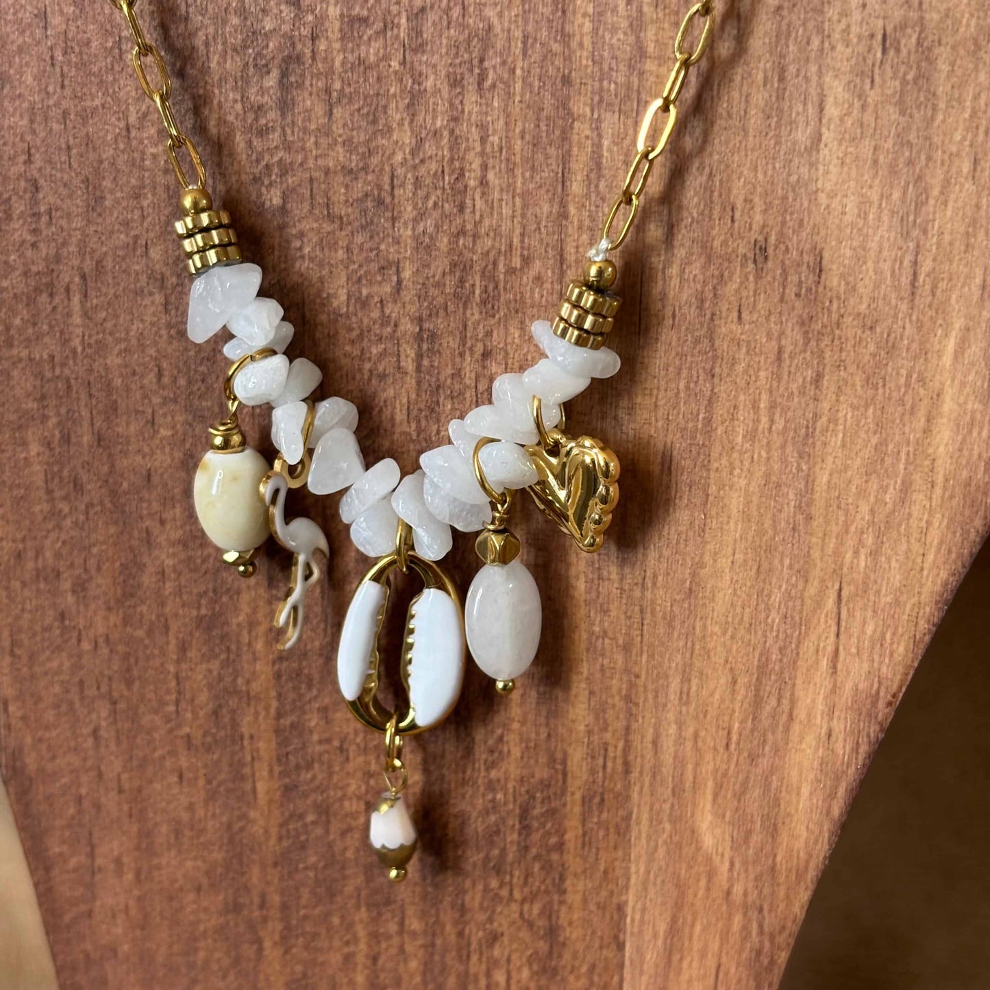 Collier fantaisie | Chaine dorée et breloques cœur flamant blanc | Coquillages et perles blanches | Acier inoxydable
