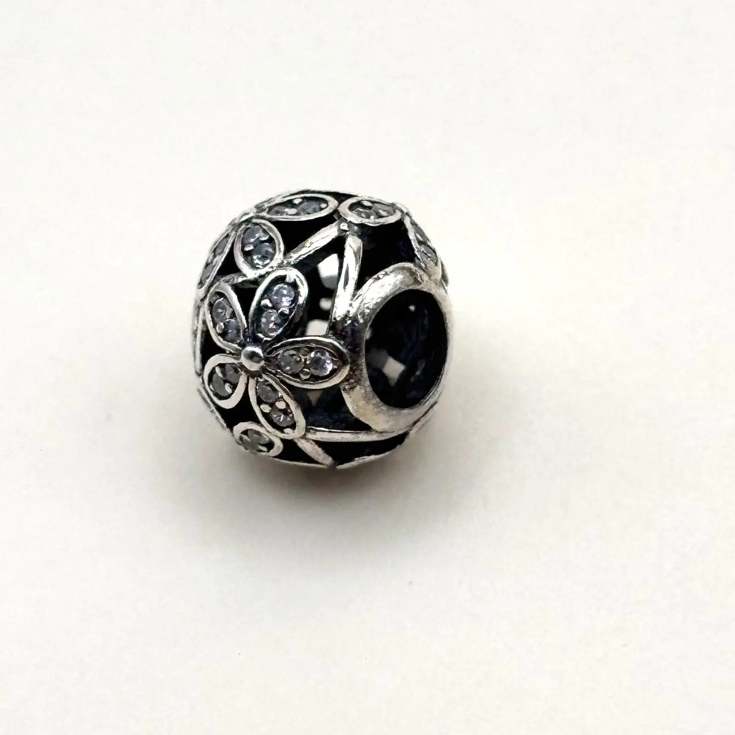 Charm Pandor en argent sterling avec un motif de fleurs à cinq pétales et des strass