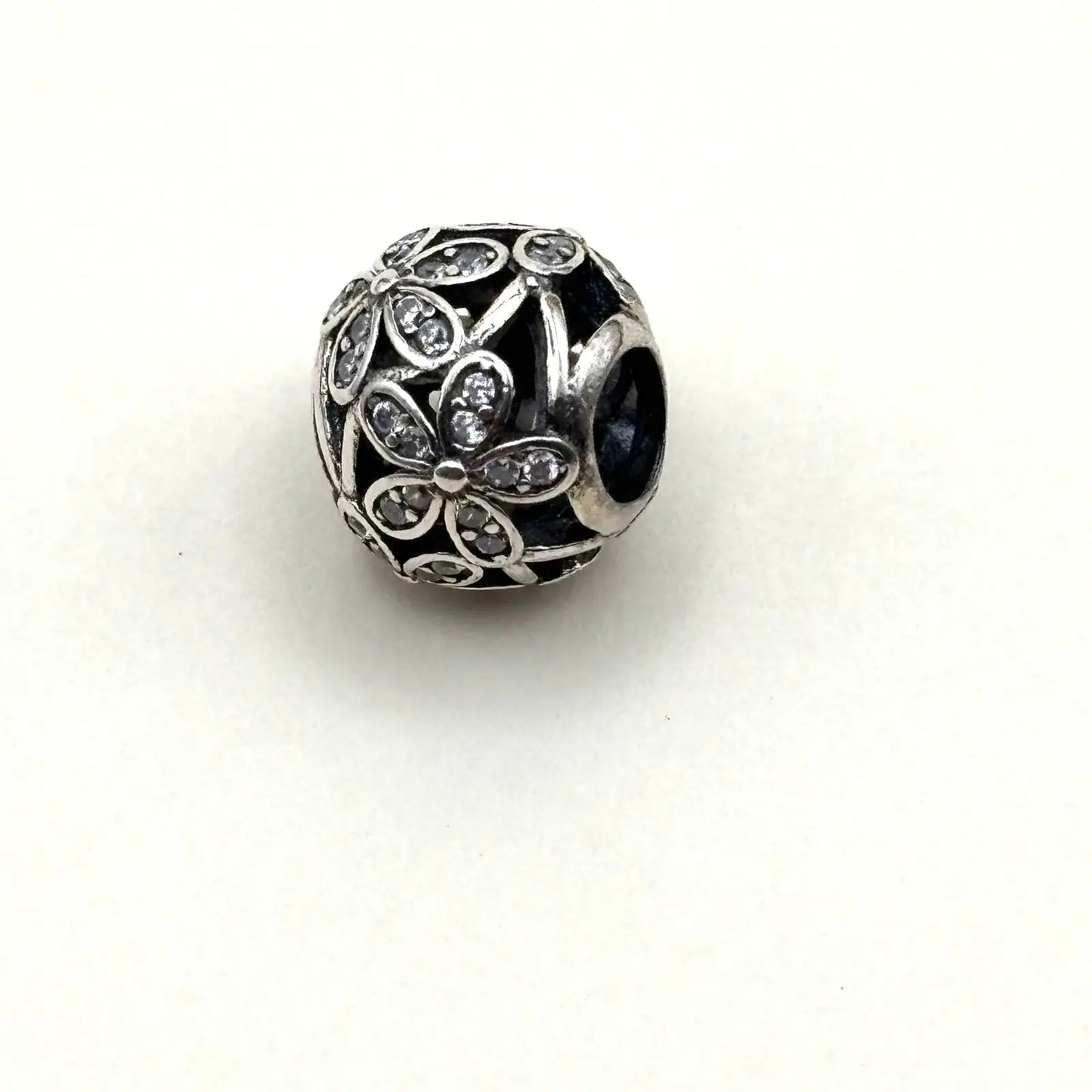 Charm Pandor en argent sterling avec un motif de fleurs à cinq pétales et strass