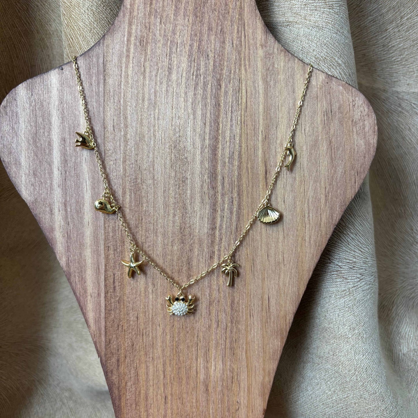 Collier doré avec breloques coquillage palmier crabe étoile de mer et baleine en acier inoxydable vendu sur le site internet prêtes à briller