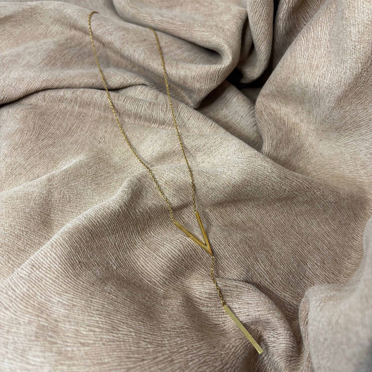 Collier doré | V doré | médaillon allongé