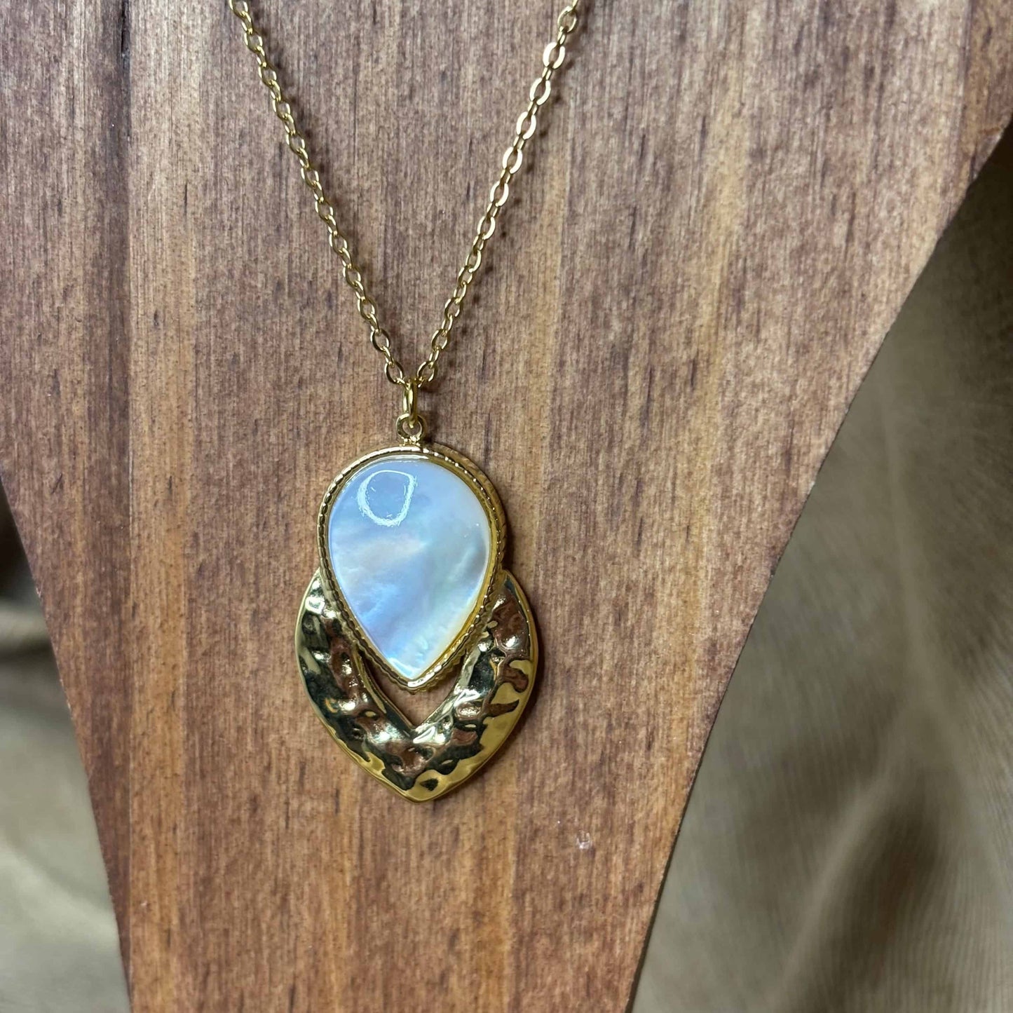 Collier doré |Médaillon goutte dorée perle nacrée