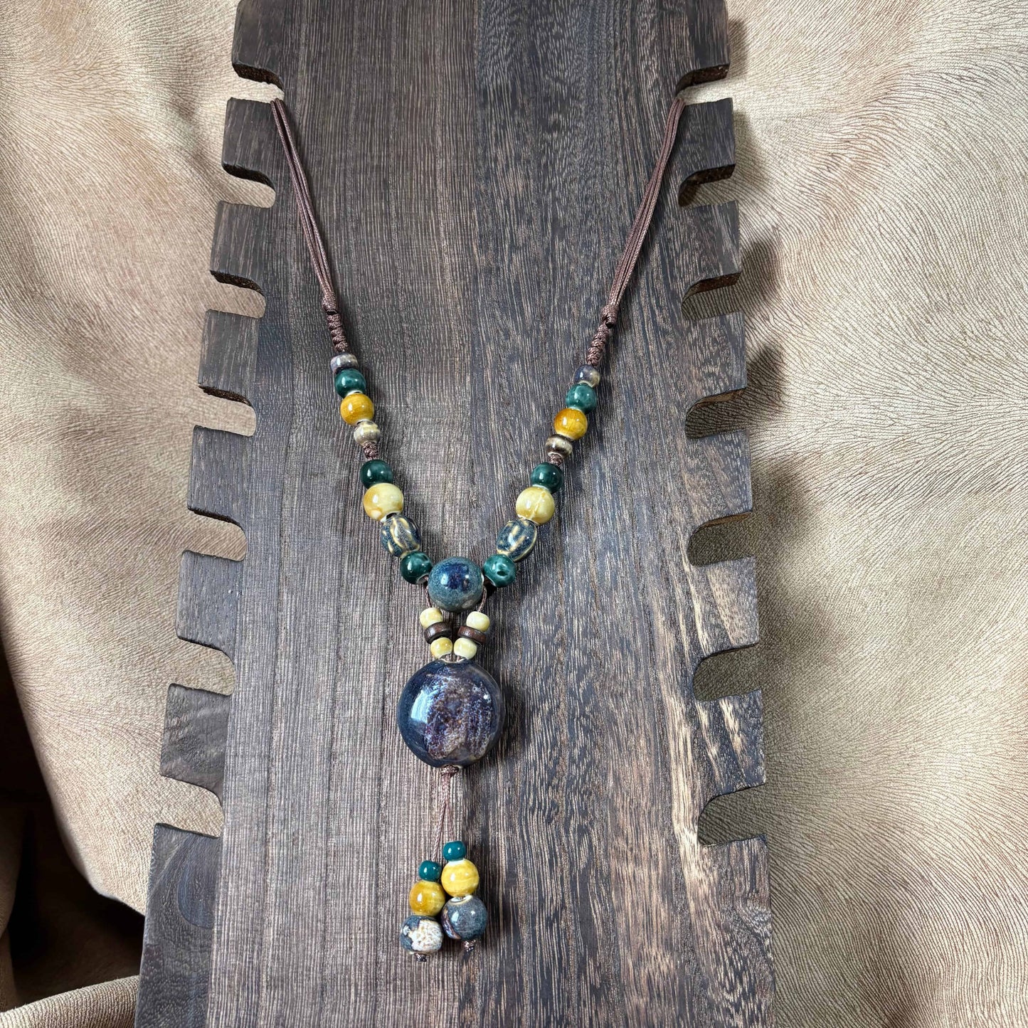 Collier fantaisie ethnique | lien en nylon marron réglable avec perles céramique et médaillon | bleu canard