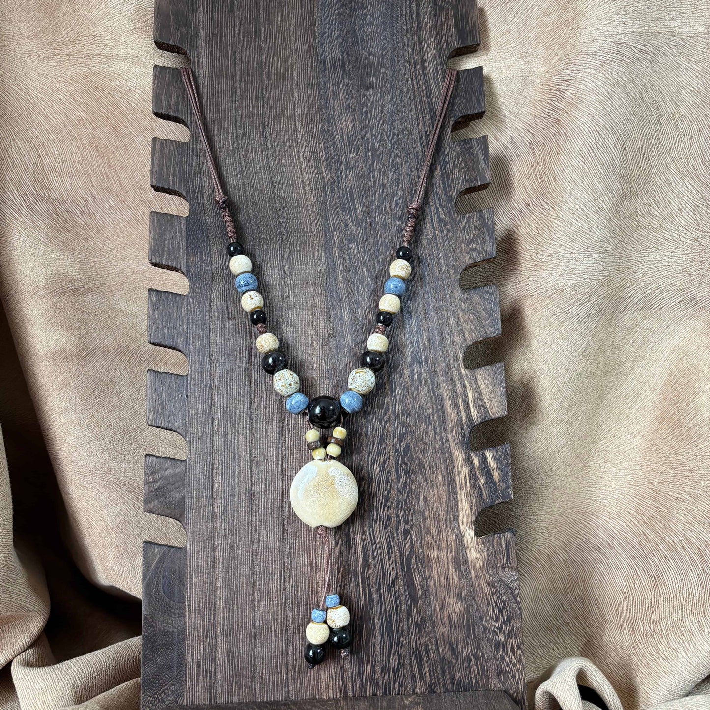 Collier fantaisie ethnique | lien en nylon marron réglable avec perles céramique et médaillon | écru
