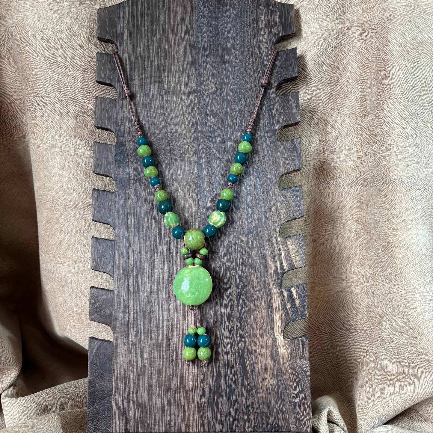 Collier fantaisie ethnique | lien en nylon marron réglable avec perles céramique et médaillon | vert