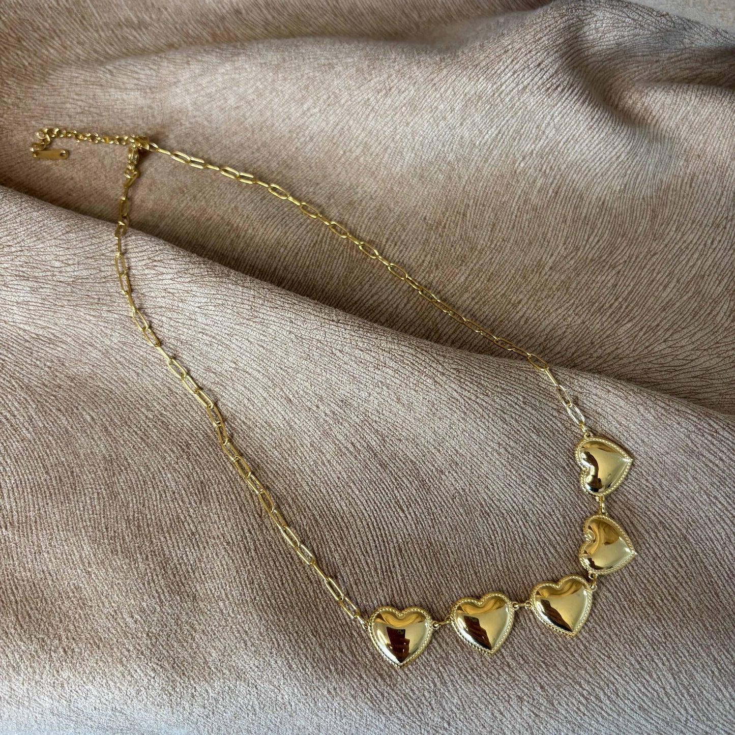 Collier doré fins maillons avec cinq coeurs en acier inoxydable vendu sur le site internet prêtes à briller