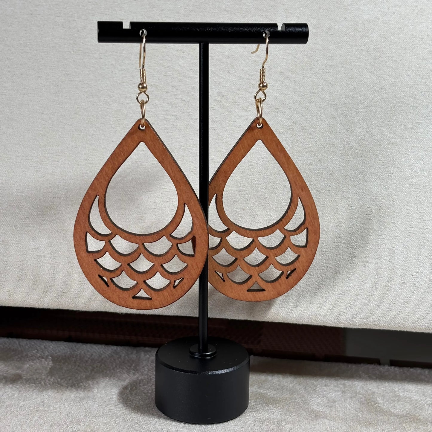 Boucles d'oreilles avec accroche dorée et boucle en bois en forme d'écaille de poisson vendu sur le site internet prêtes à briller