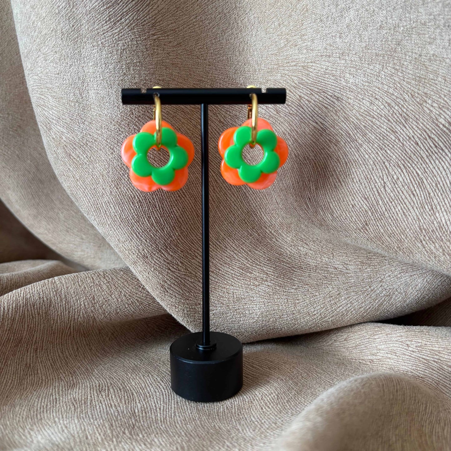 Petites boucles d'oreilles créoles dorées avec fleur couleur verte vendues sur le site internet prêtes à briller