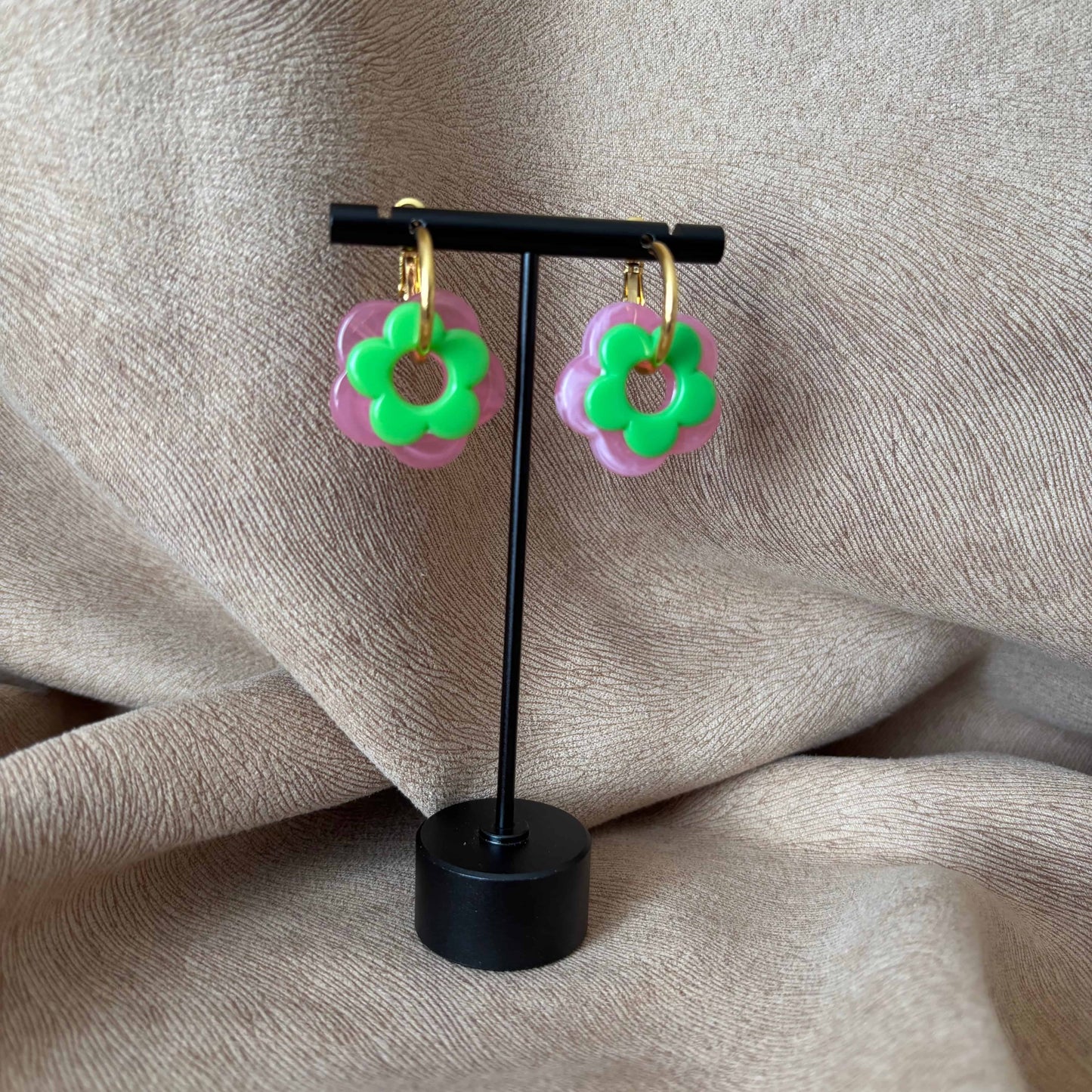 Petites boucles d'oreilles créoles dorées avec fleur vertes vendues sur le site internet prêtes à briller