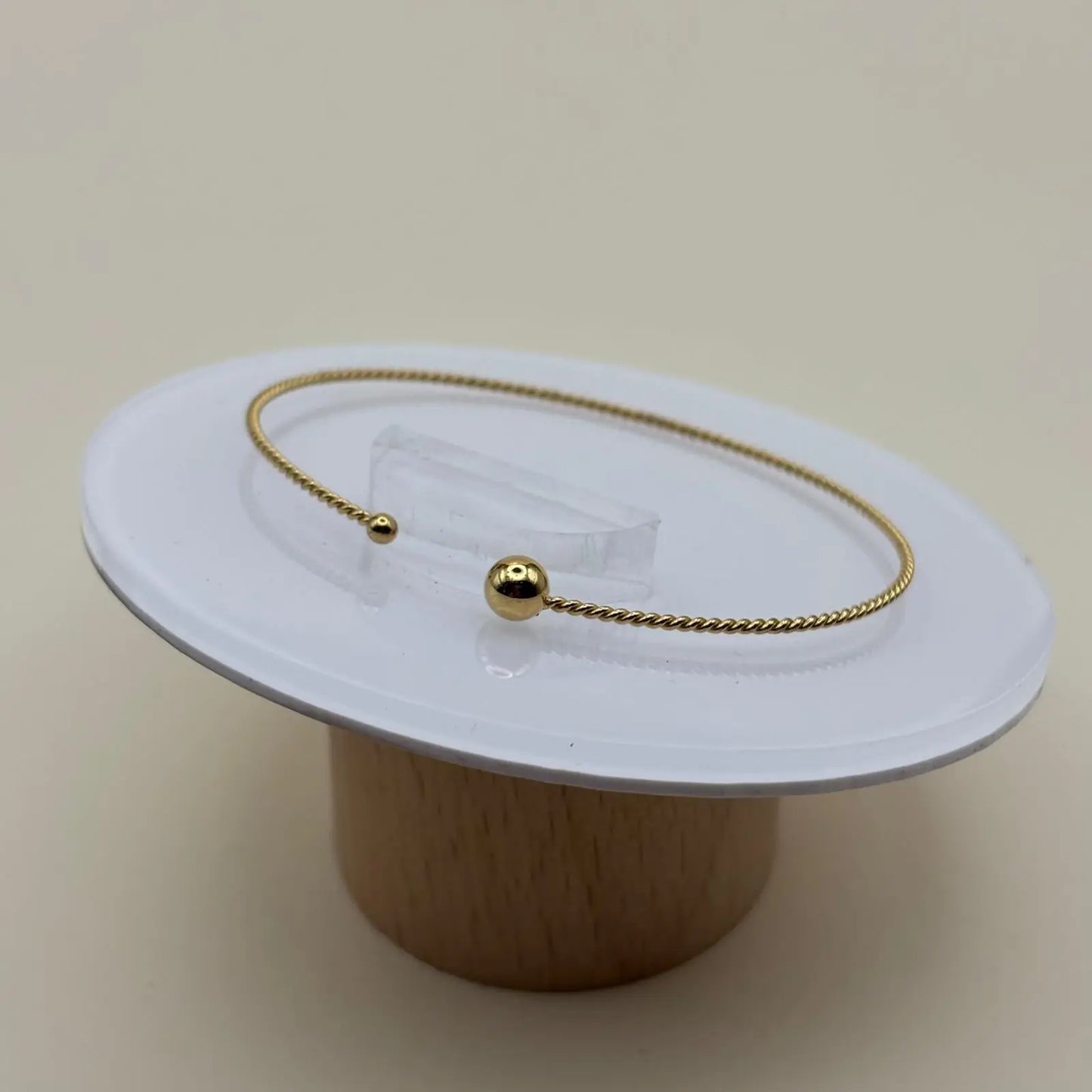 Bracelet doré semi-rigide en acier inoxydable vendu sur le site internet prêtes à briller