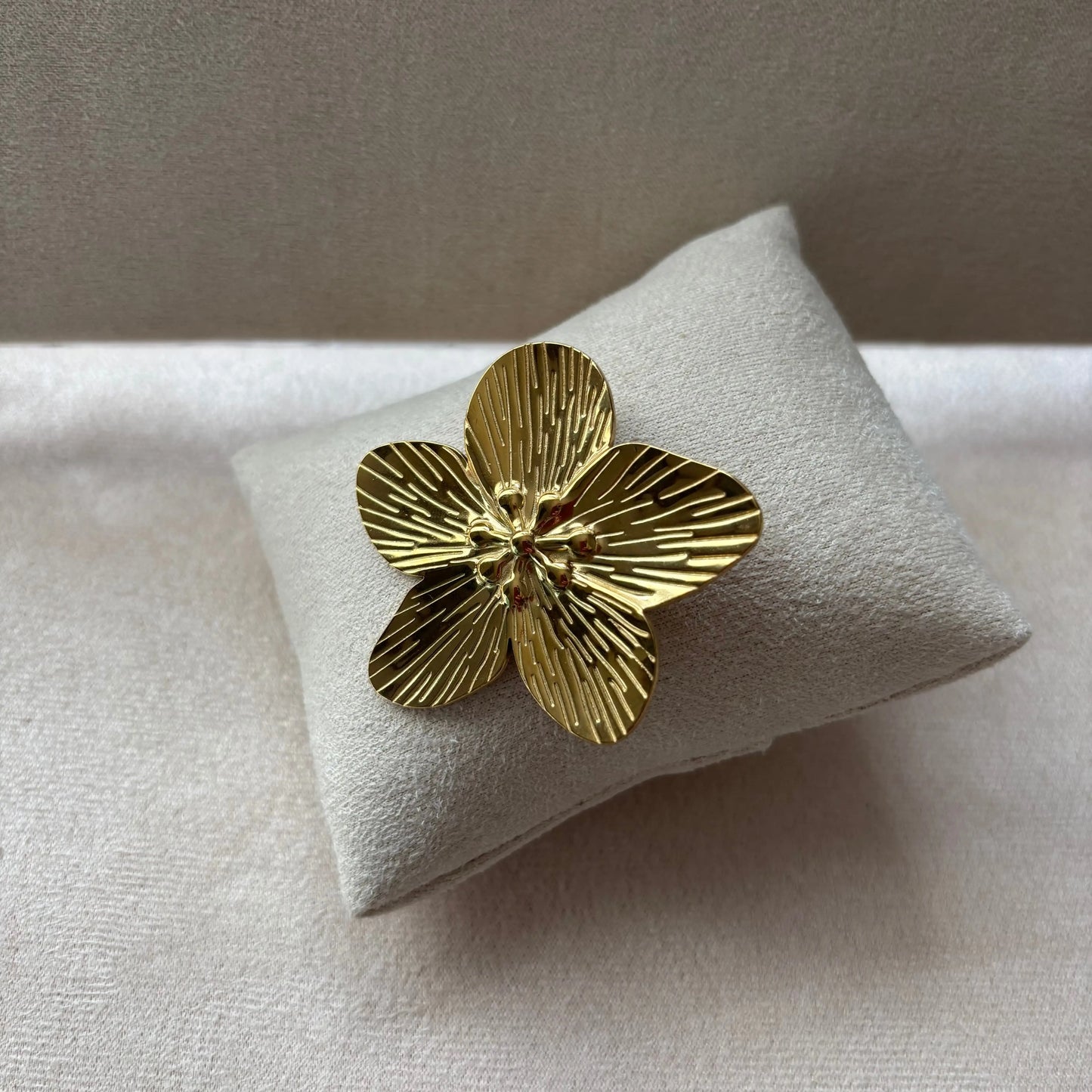 Broche dorée en forme de fleur à 5 pétales en acier inoxydable vendue sur le site internet prêtes à briller