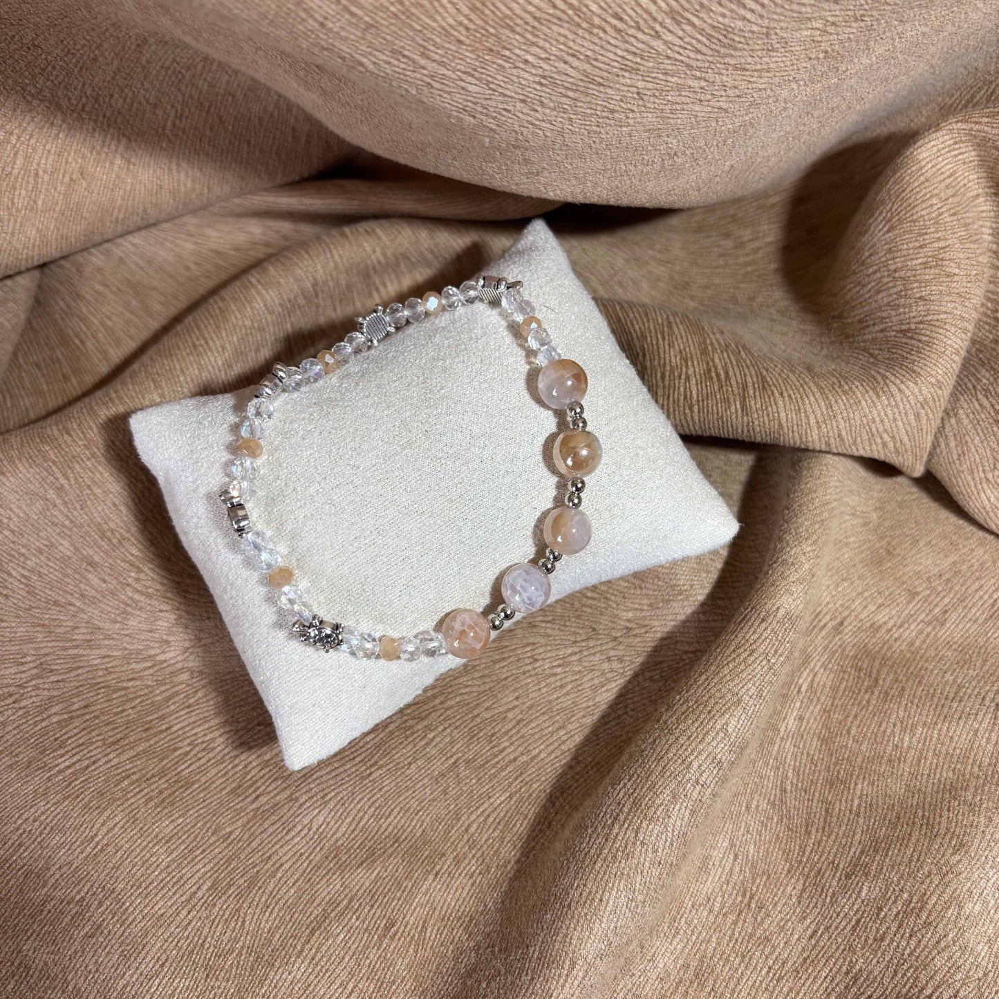 Bracelet en perles artisanal | Tortues argentées | Perles acryliques marbrées sur élastique