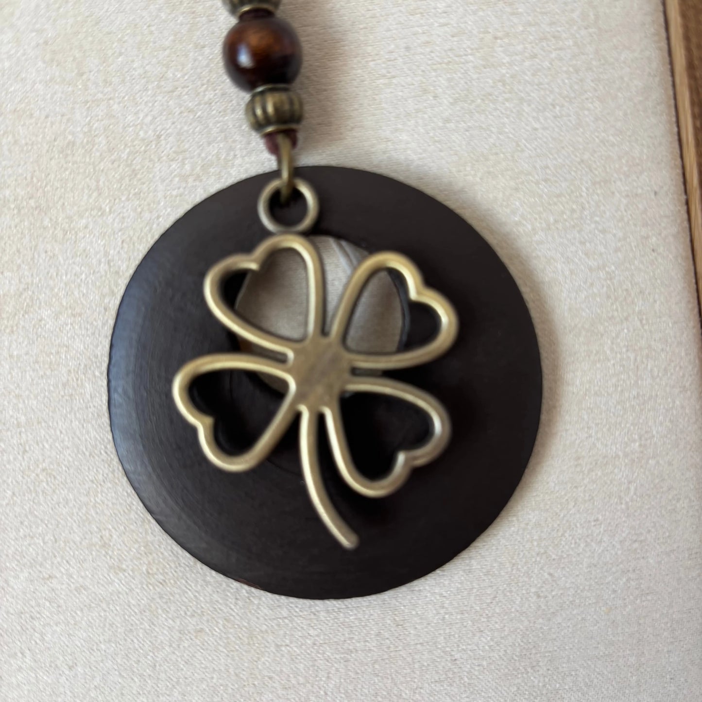 Collier fantaisie |Médaillon en bois brun |Porte bonheur trèfle |cordon en cuir