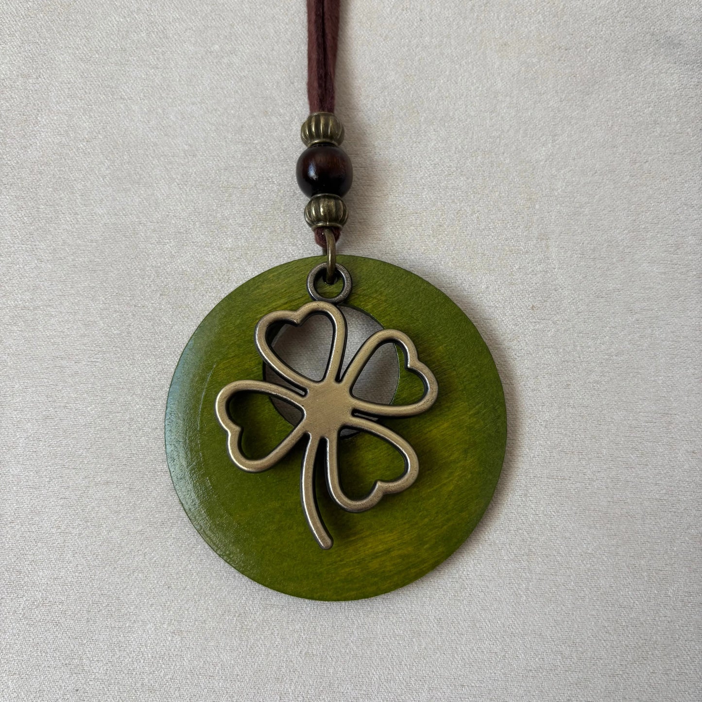 Collier fantaisie |Médaillon en bois vert |Porte bonheur trèfle |cordon en cuir