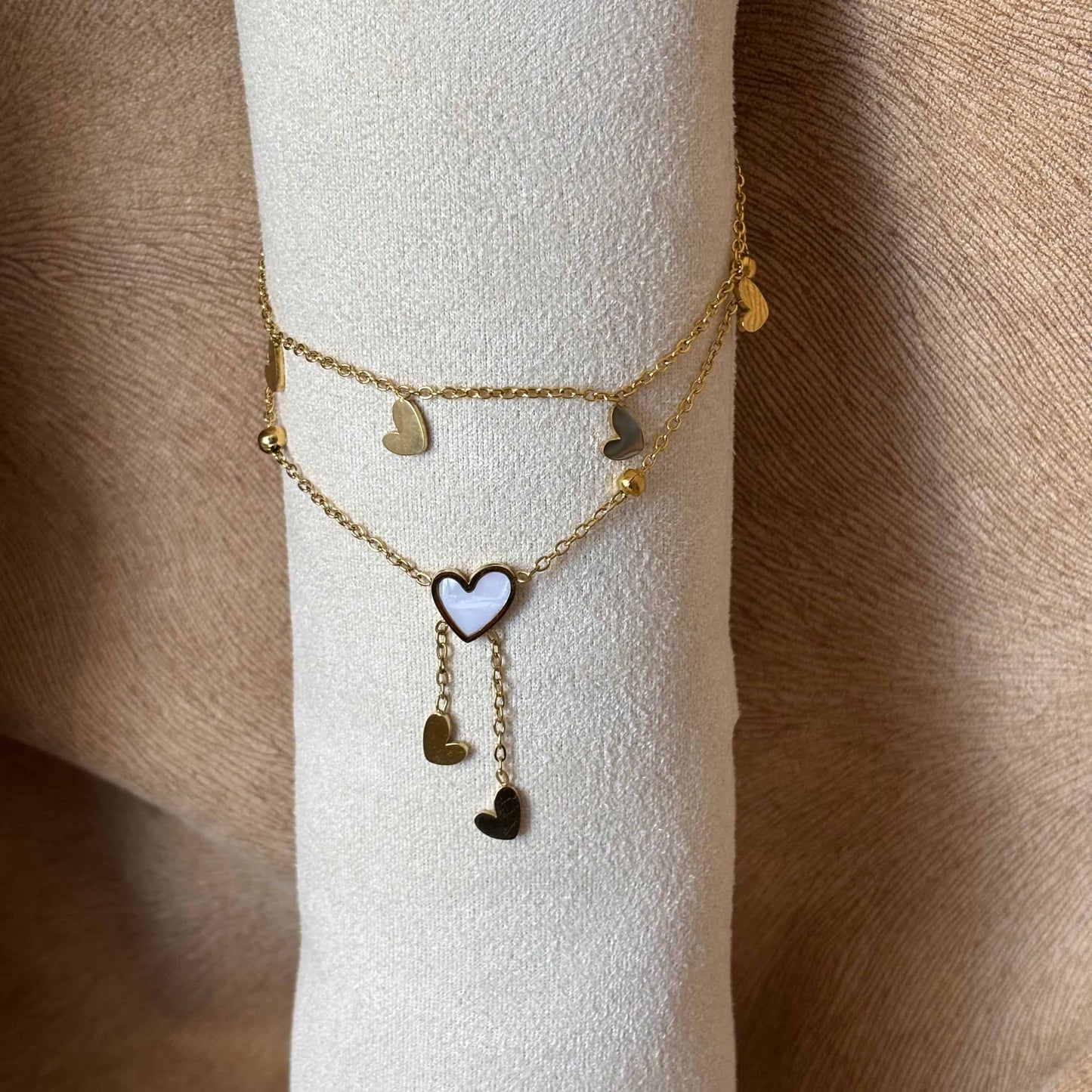 Bracelet de cheville
Chainette dorée
Breloques coeur