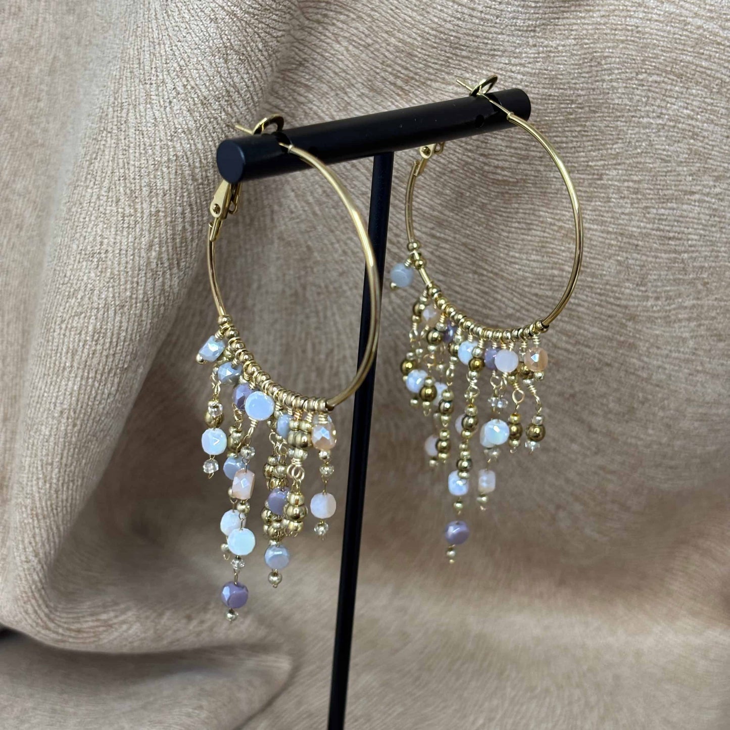 Boucles d'oreilles créoles dorées 3,5cm avec breloques perles de verre colorées blanches. Acier inoxydable hypoallergénique. Style bohème chic.