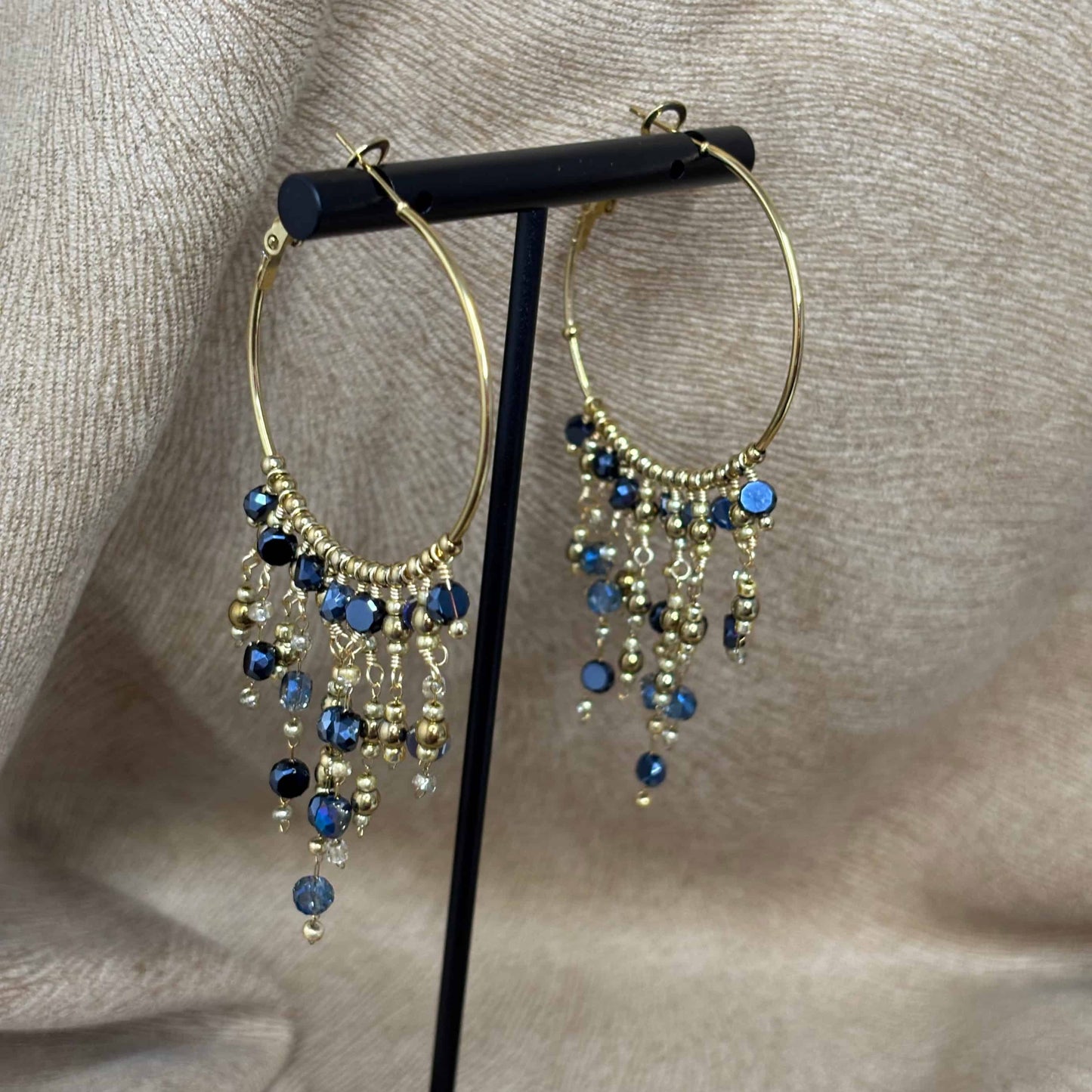 Boucles d'oreilles créoles dorées 3,5cm avec breloques perles de verre colorées bleues. Acier inoxydable hypoallergénique. Style bohème chic.