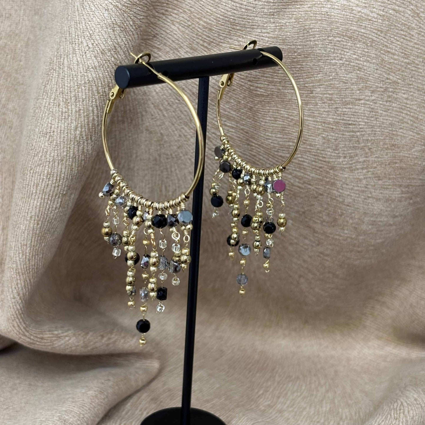 Boucles d'oreilles créoles dorées 3,5cm avec breloques perles de verre colorées noires. Acier inoxydable hypoallergénique. Style bohème chic.