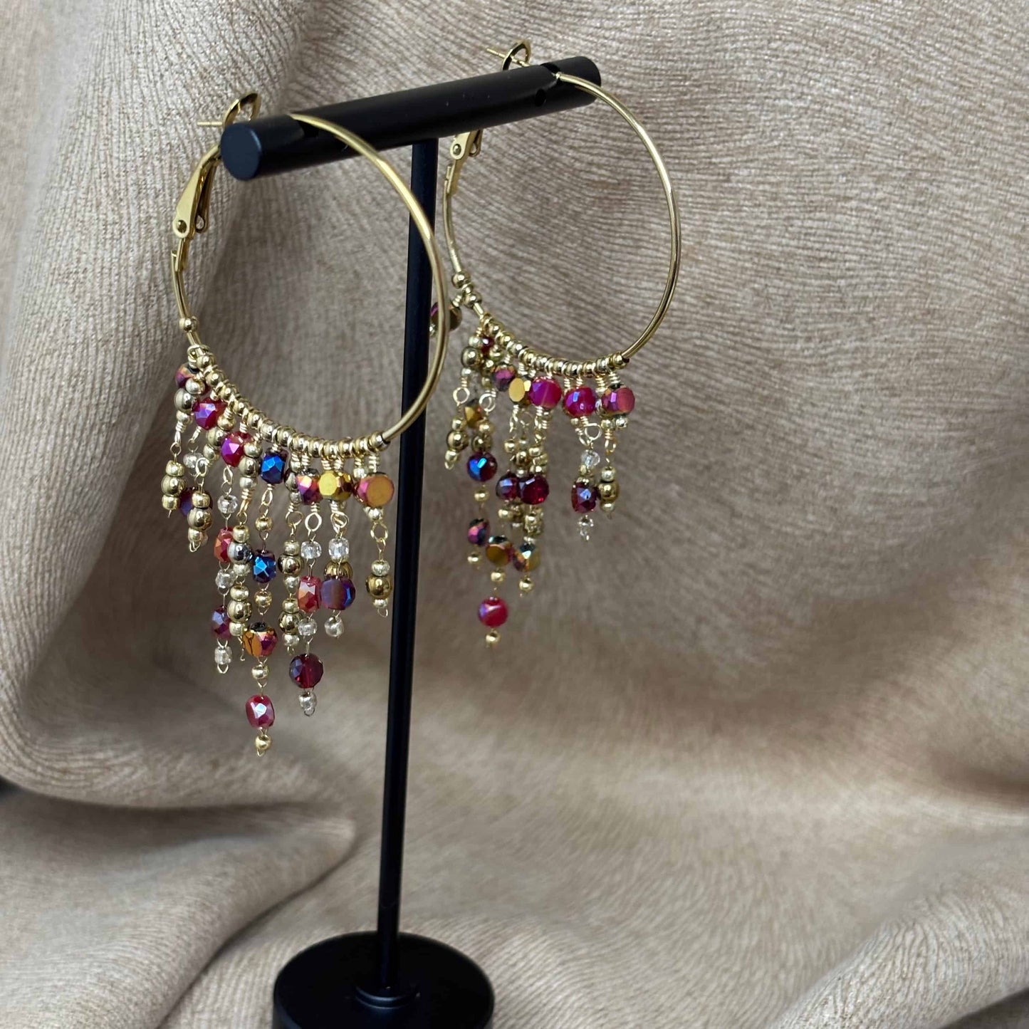 Boucles d'oreilles créoles dorées 3,5cm avec breloques perles de verre colorées rouges. Acier inoxydable hypoallergénique. Style bohème chic.