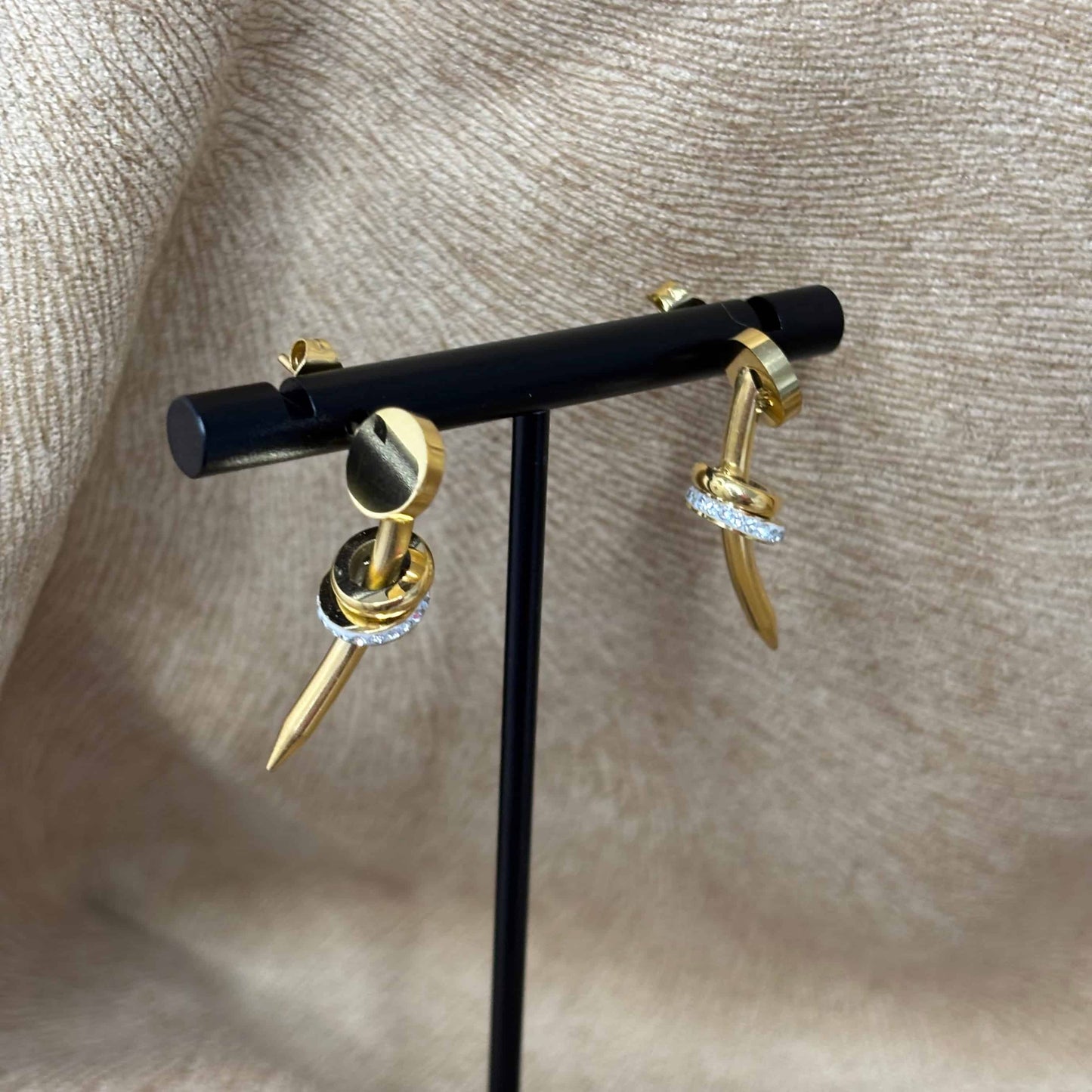 Boucles d'oreilles dorées | Motif clou et strass | Acier inoxydable