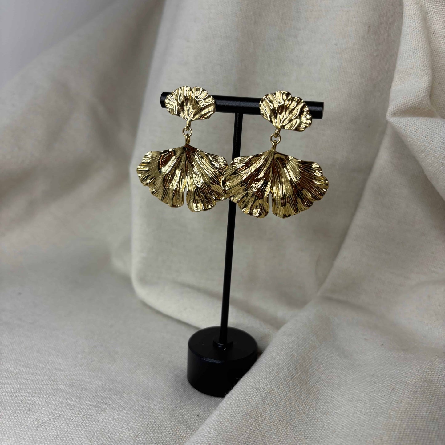 Boucles d'oreilles pendentif avec motif de feuille or en acier inoxydable vendues sur le site internet prêtes à briller