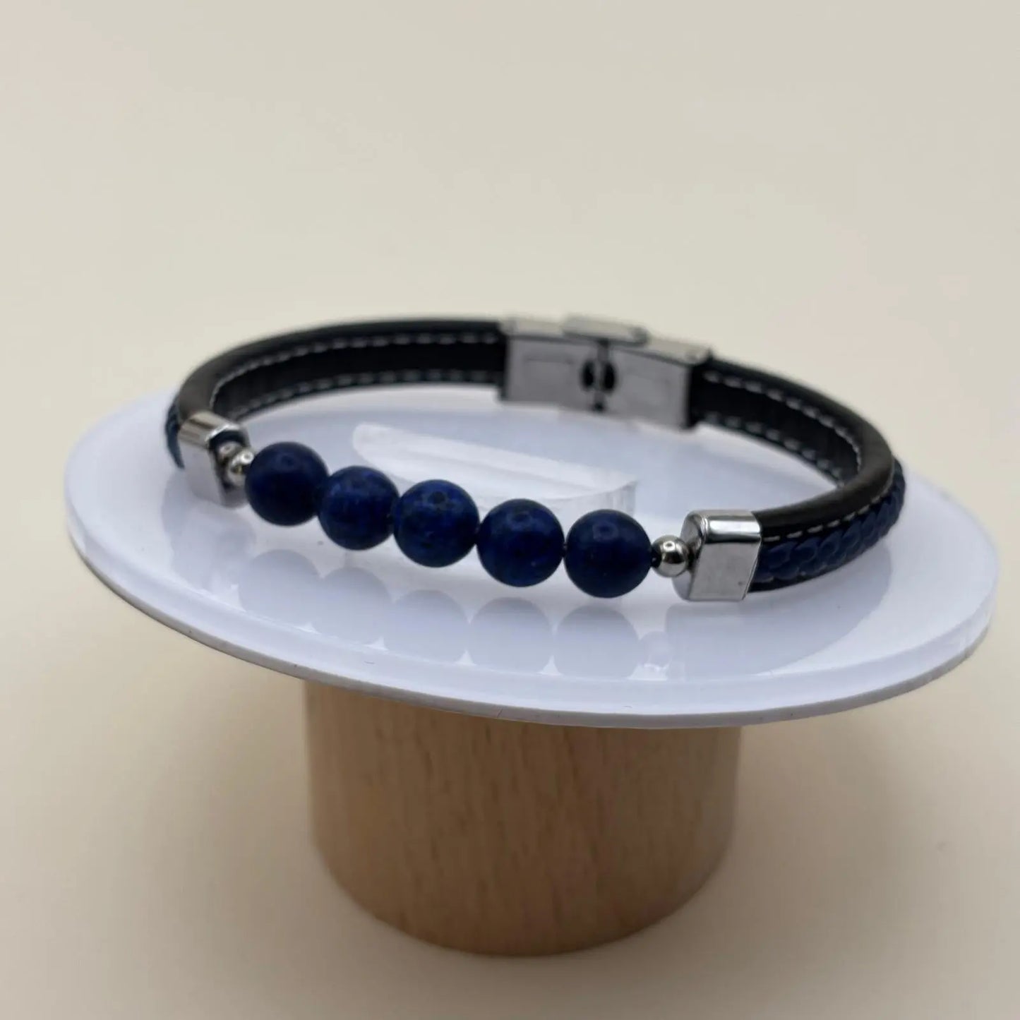 Bracelet homme avec un bracelet noir en simili cuir avec des perles bleues