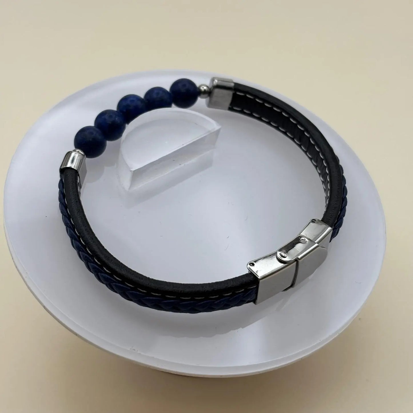 Bracelet pour homme avec un bracelet noir en simili cuir avec des perles bleues
