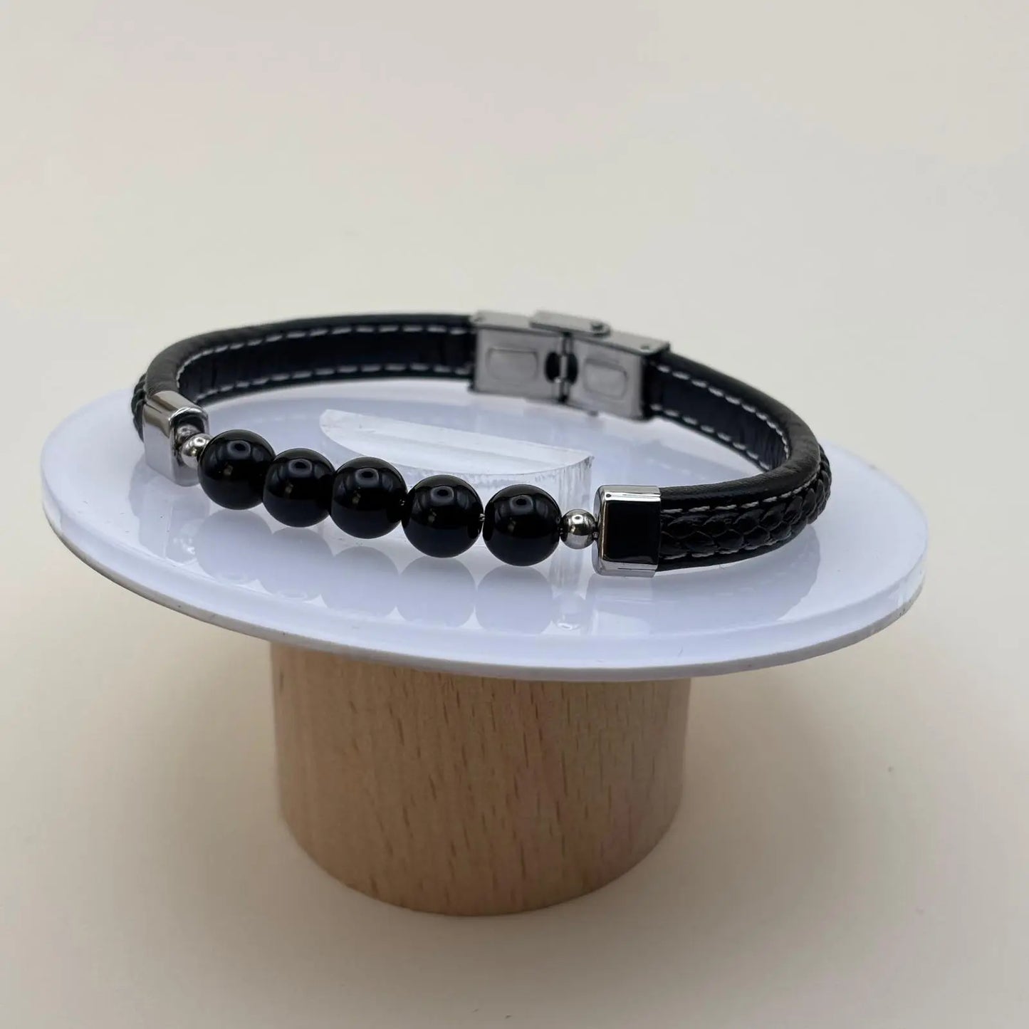 Bracelet homme avec un bracelet noir en simili cuir avec des perles noires