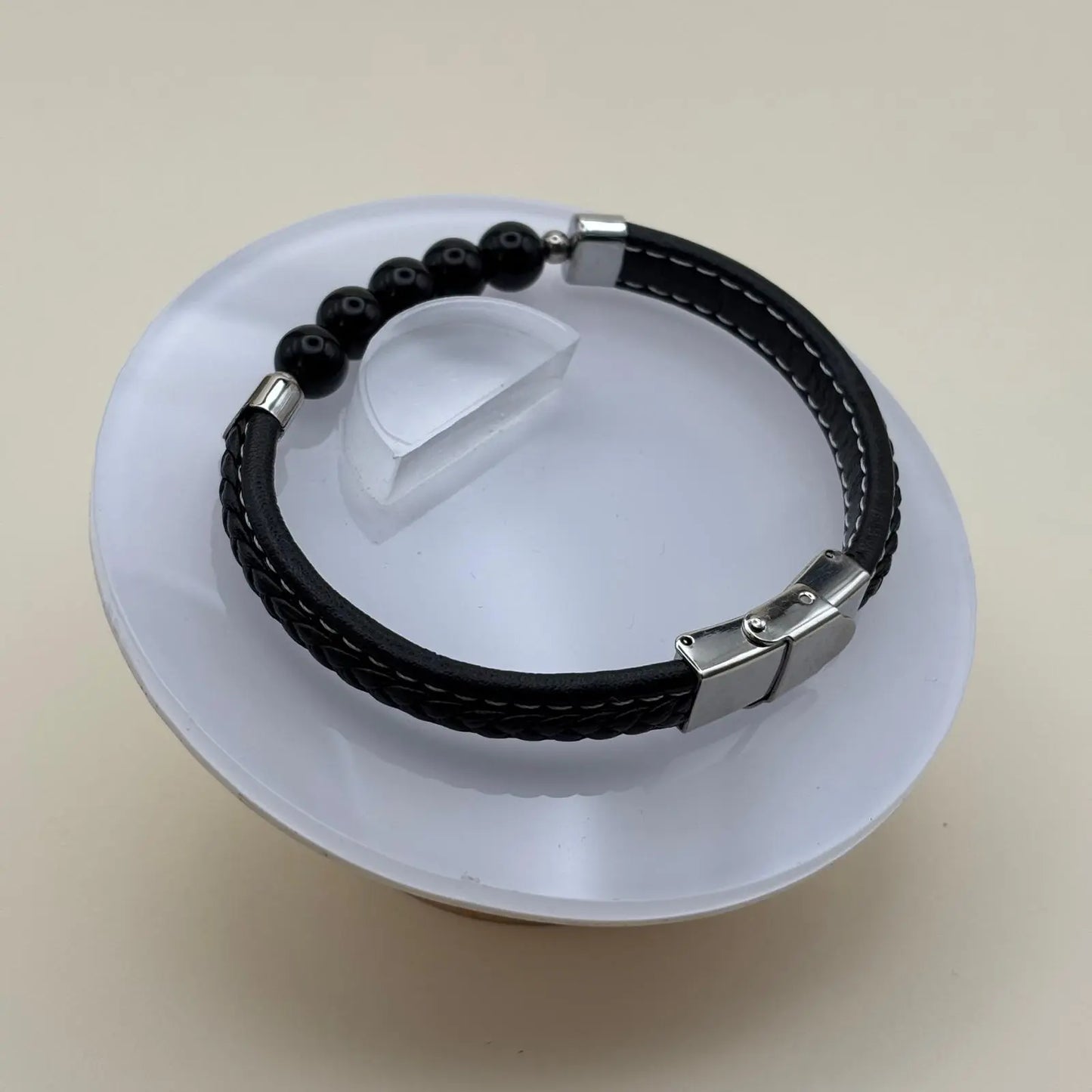 Bracelet pour homme avec un bracelet noir en simili cuir avec des perles noires