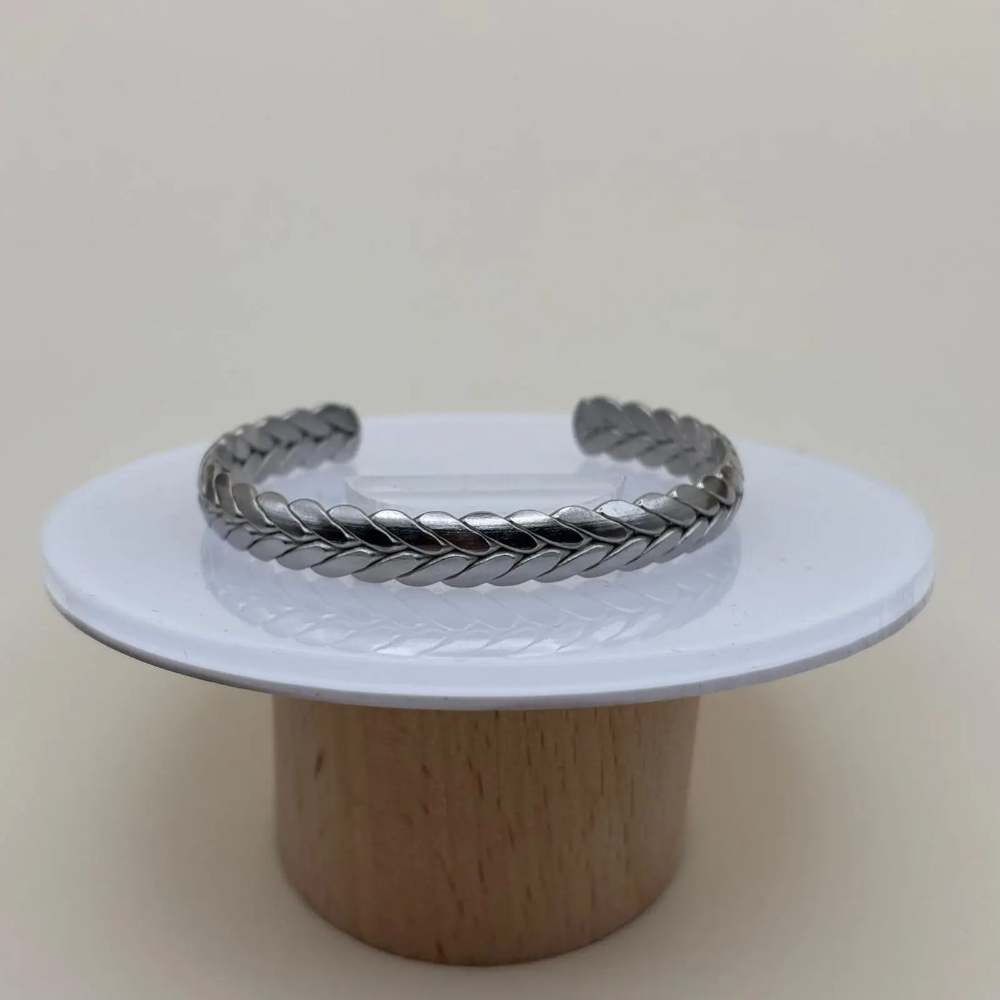 Bracelet jonc ouvert couleur argentée avec des motifs couronne de laurier