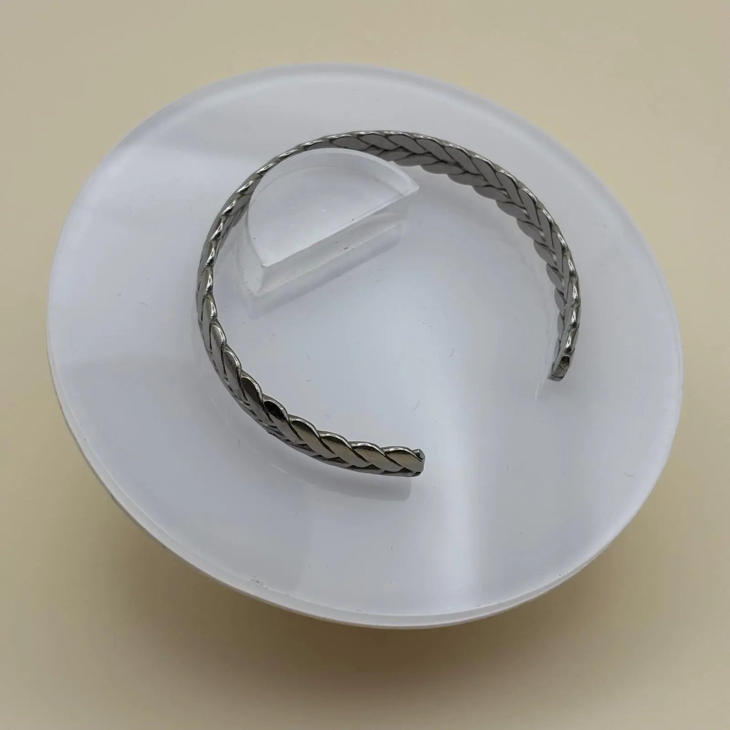 Bracelet jonc ouvert argenté avec des motifs couronne de laurier
