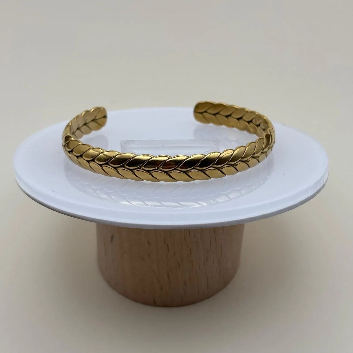 Bracelet jonc ouvert doré avec des motifs couronne de laurier