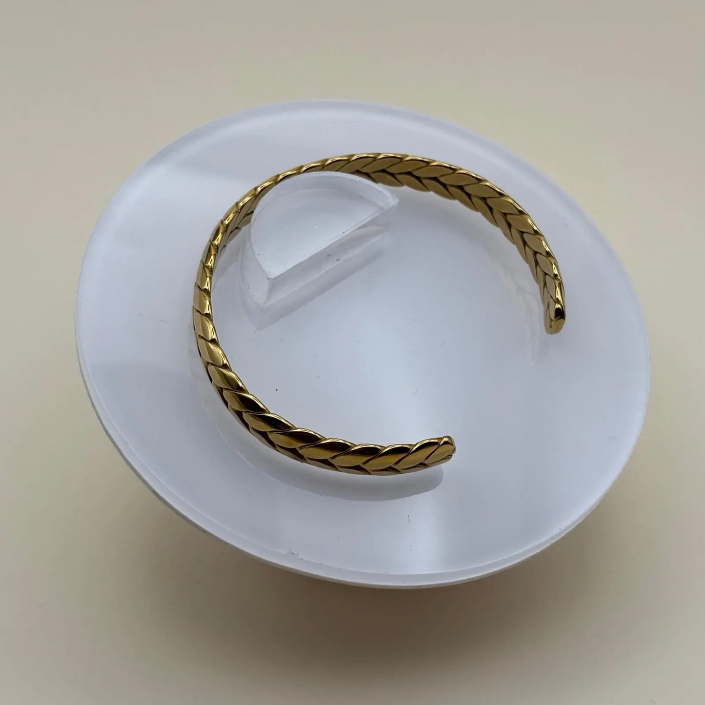 Bracelet jonc ouvert couleur dorée avec des motifs couronne de laurier