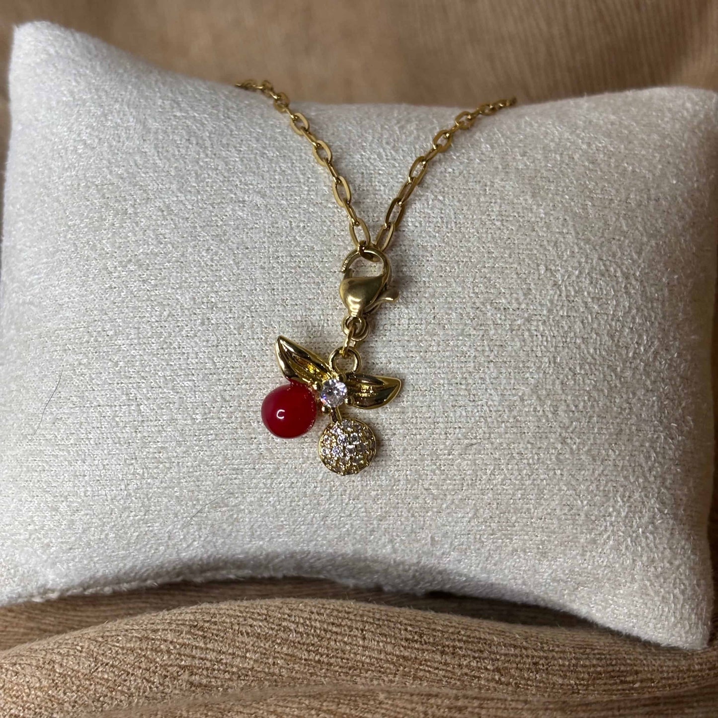 Bijou à accrocher doré avec breloque feuille dorée perles et strass vendu sur le site internet prêtes à briller