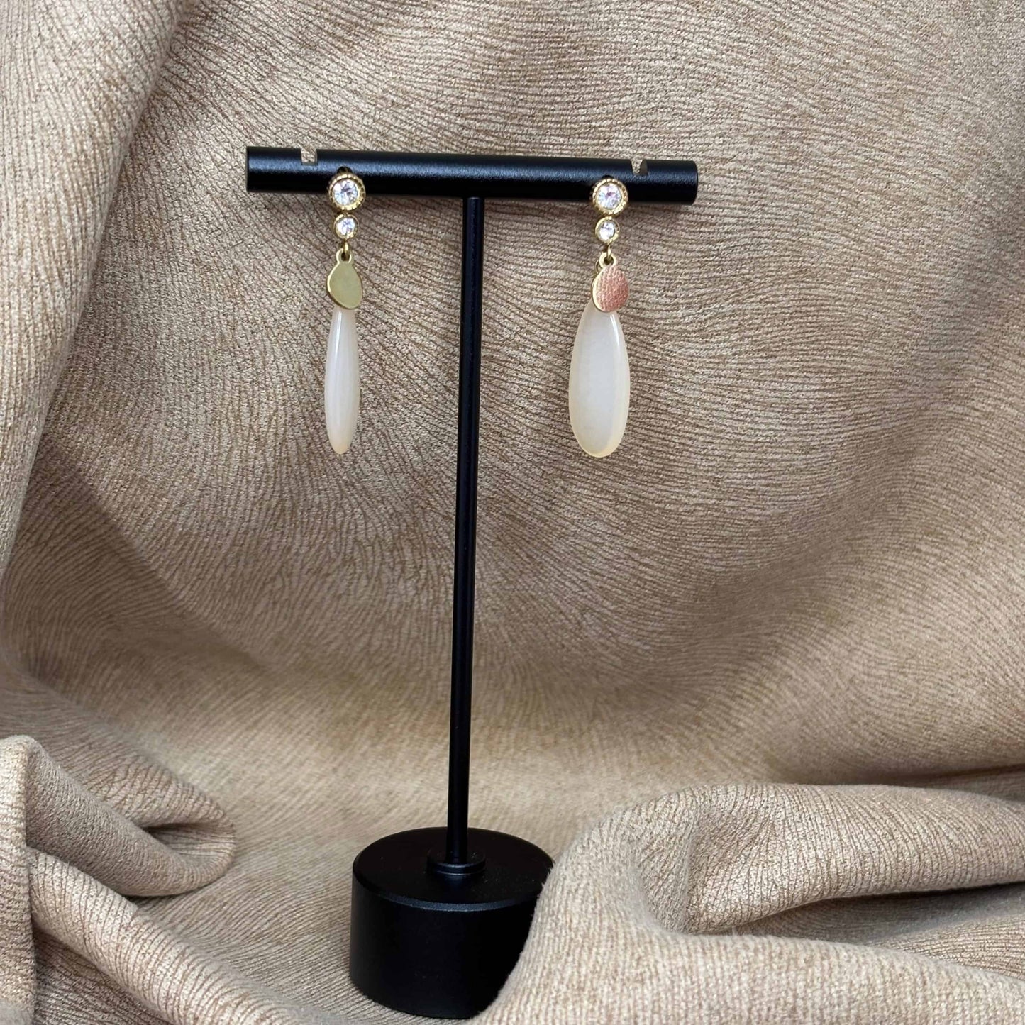 Boucles d'oreilles dorées | Motif goutte d'eau écru | Acier inoxydable