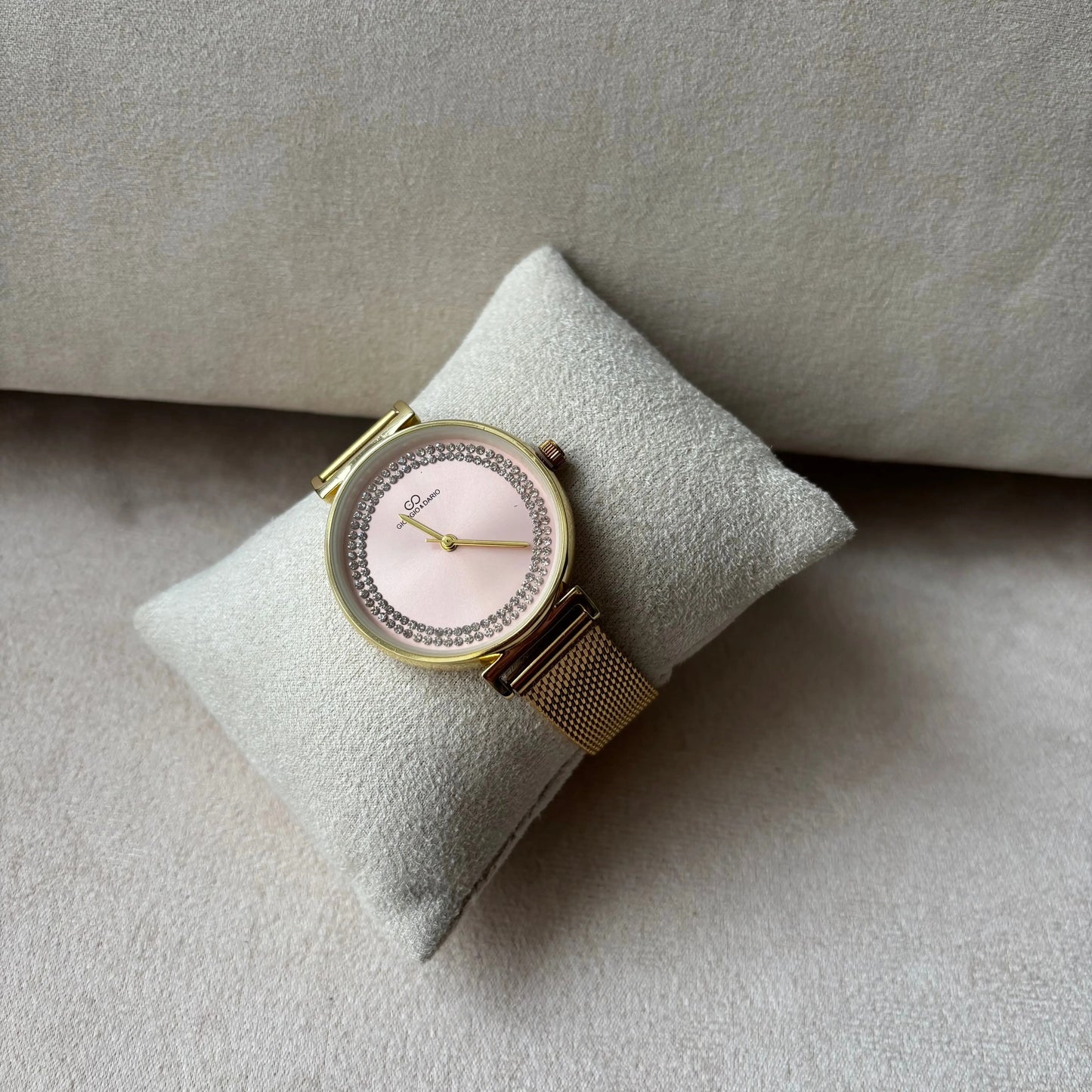 Montre femme avec bracelet doré et cadran rose orné de strass vendue sur le site internet prêtes à briller