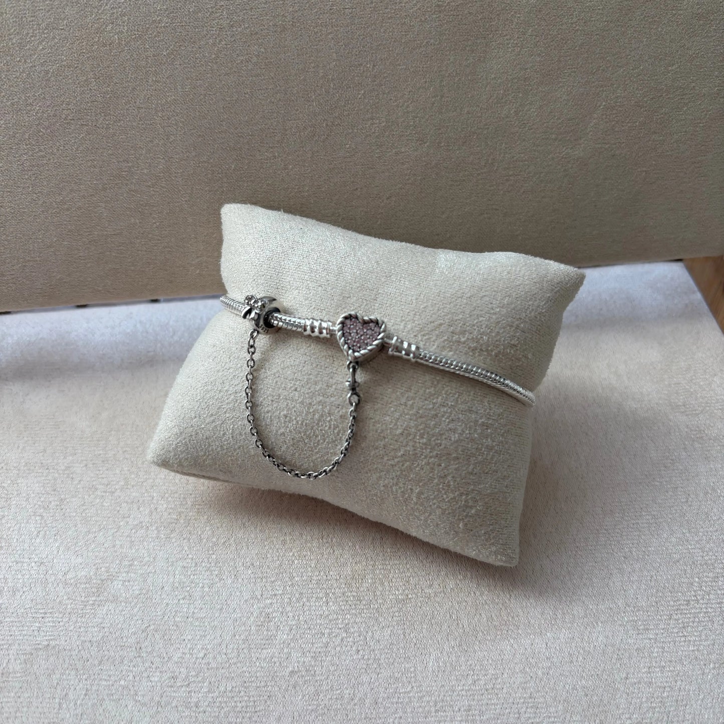 Charm Pand'Or avec chainette et coeur orné de strass vendu sur le site internet prêtes à briller