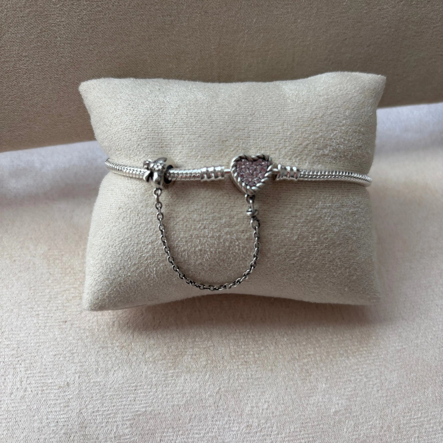 Bracelet en argent avec charm fermoir en forme de cœur argenté et noeud